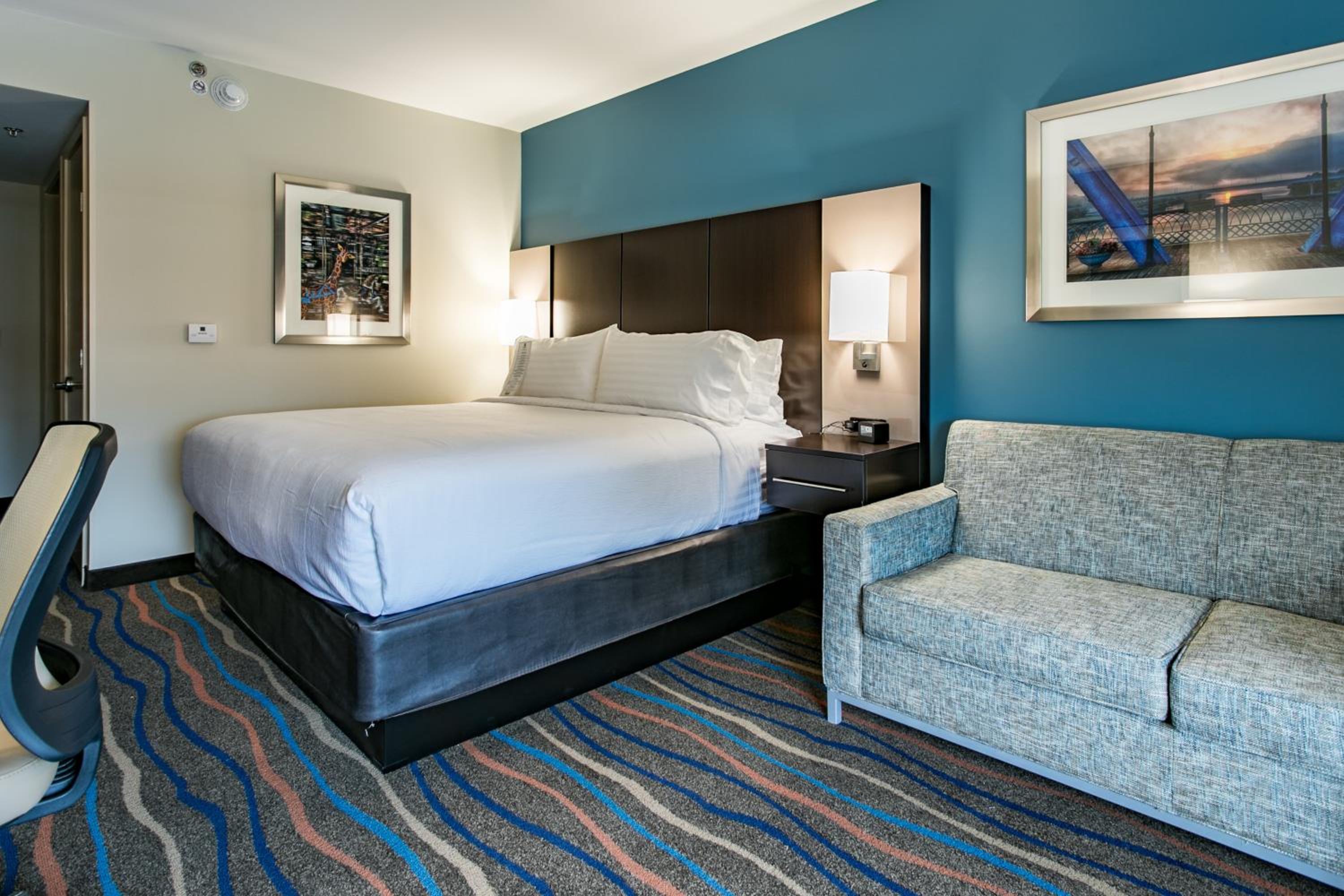 Standard King Room With Sofa Bed And City View