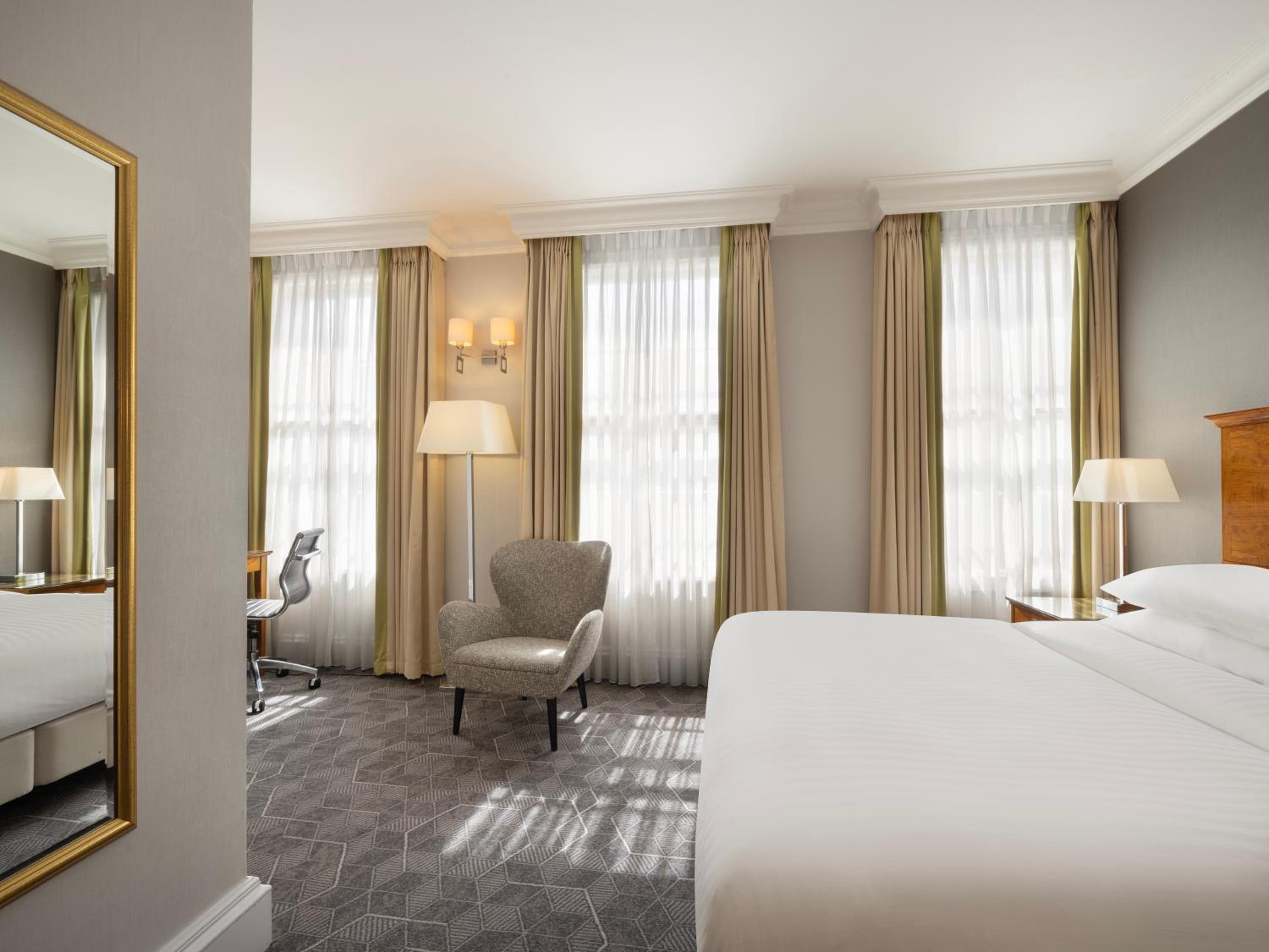 One-Bedroom Corner King Suite with Sofa Bed - Photo 5