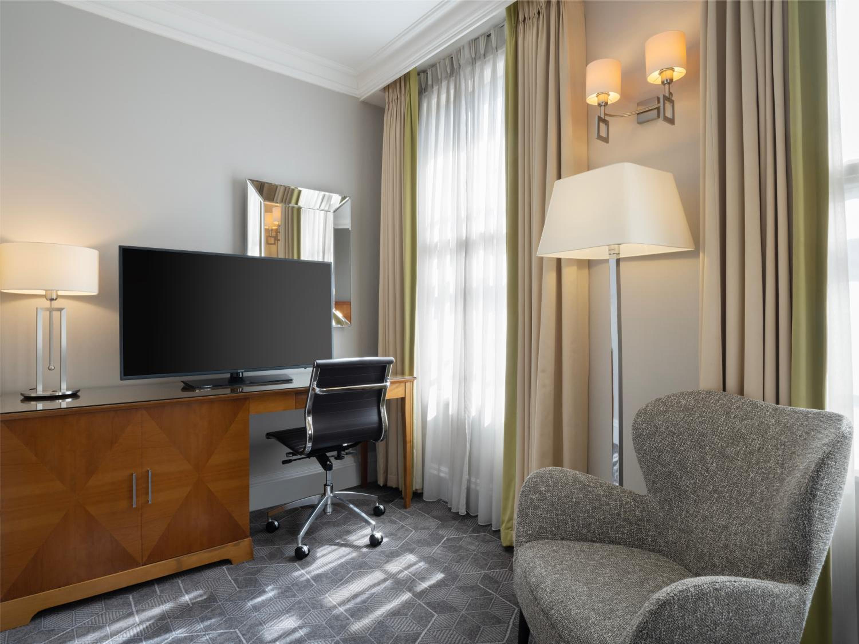 One-Bedroom Corner King Suite with Sofa Bed - Photo 4