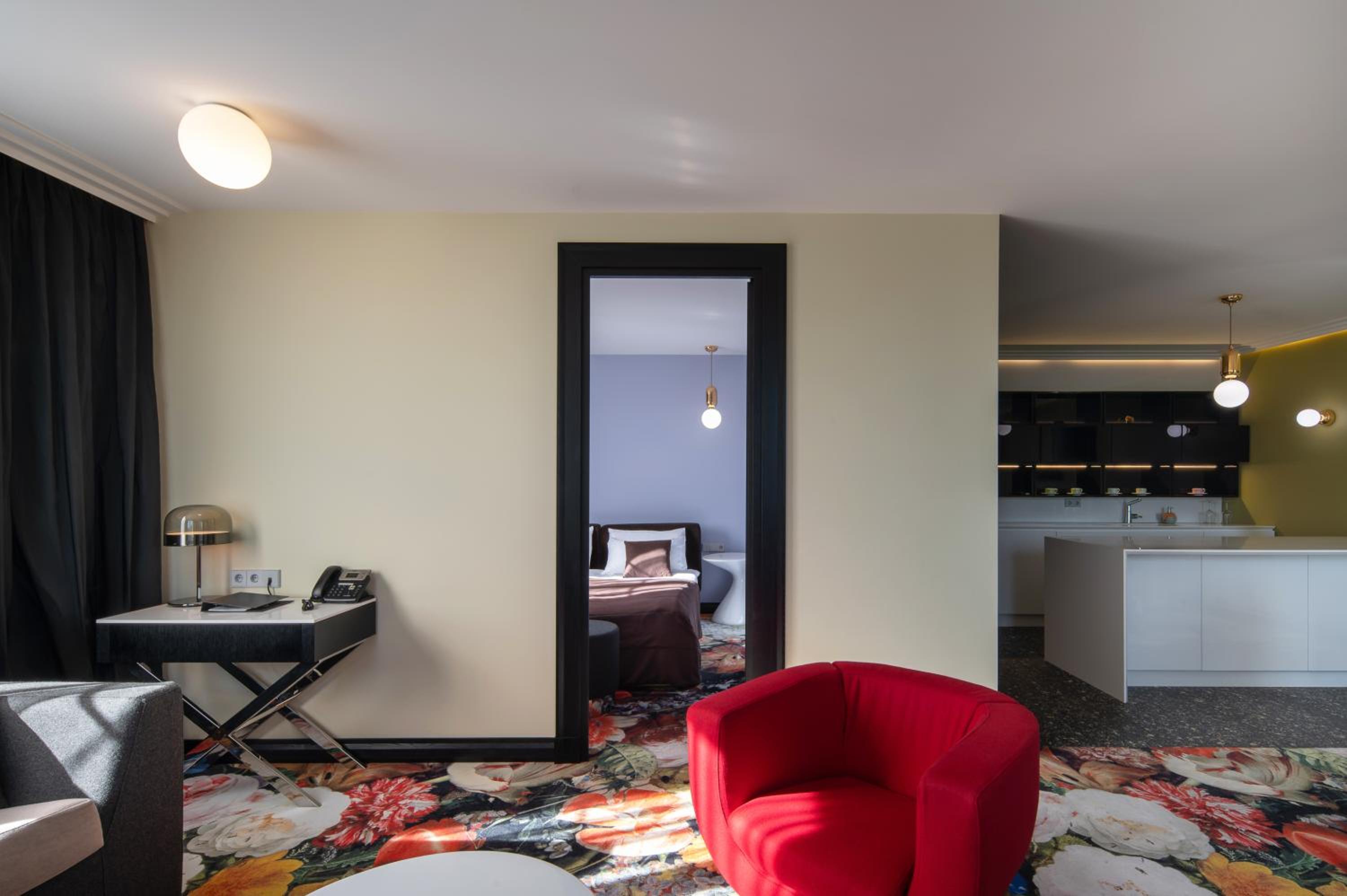 Deluxe Family Suite with Kitchen - Photo 2