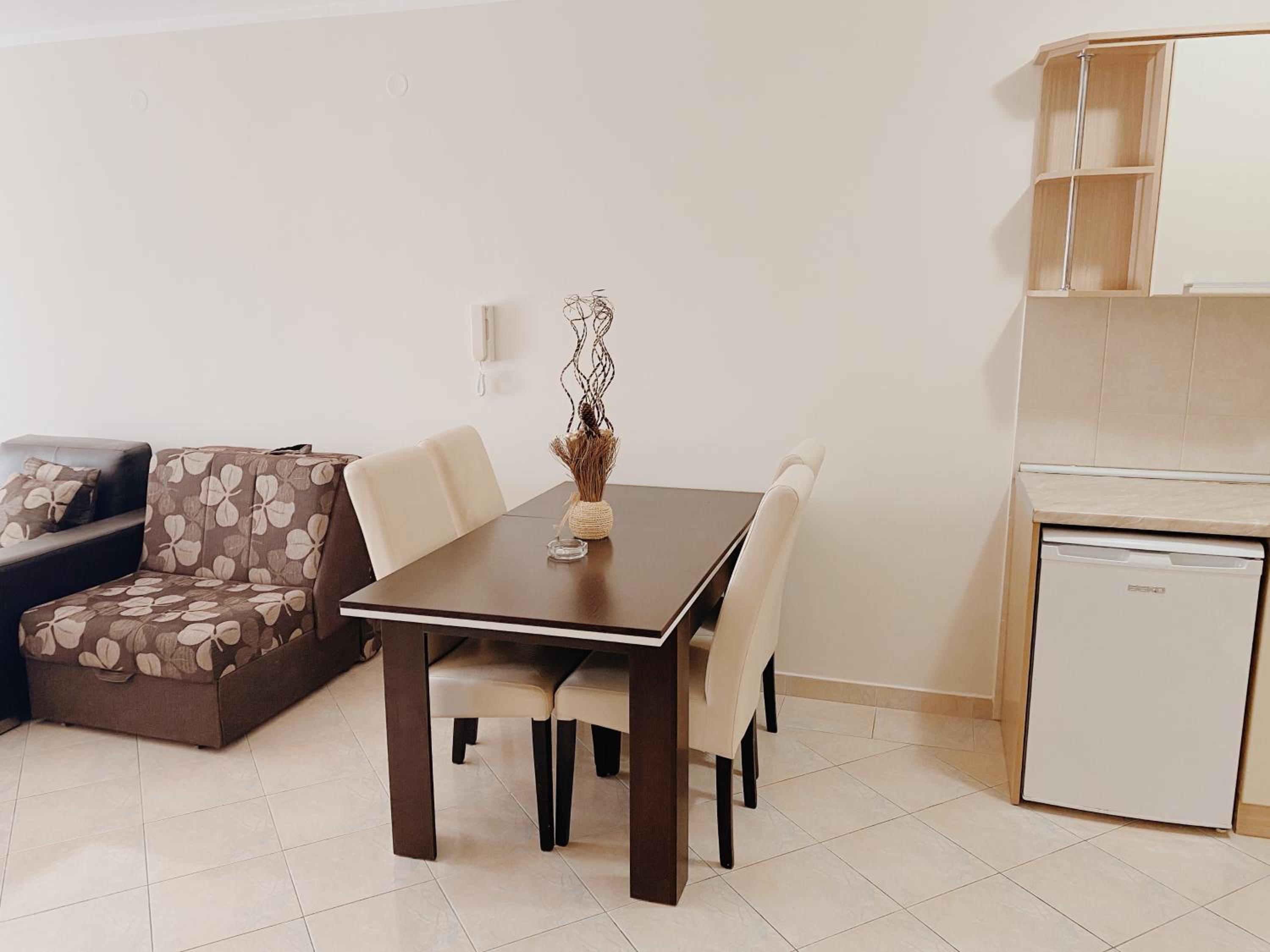 Apartment with Balcony - Photo 5