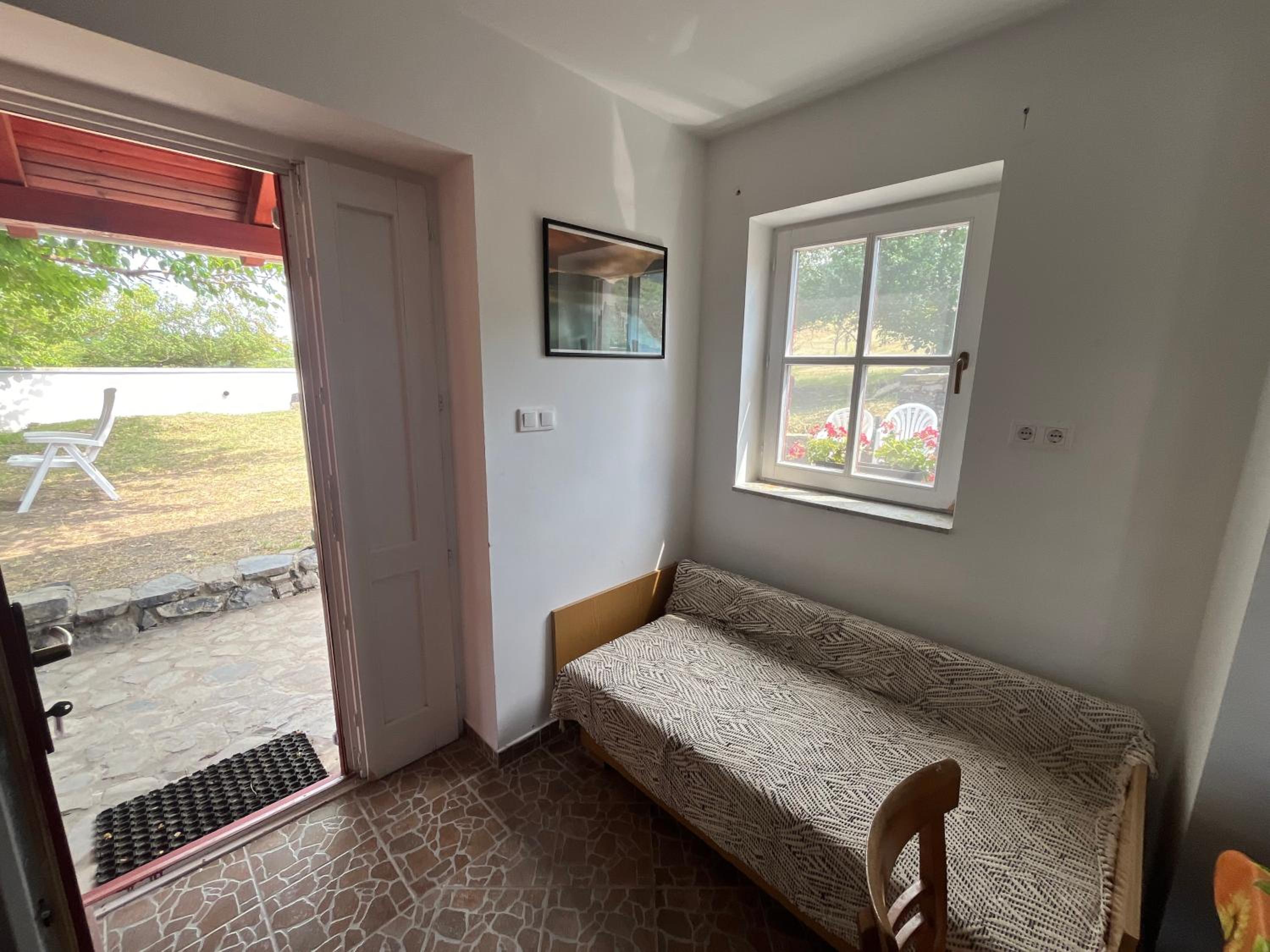 One-Bedroom House photo 1