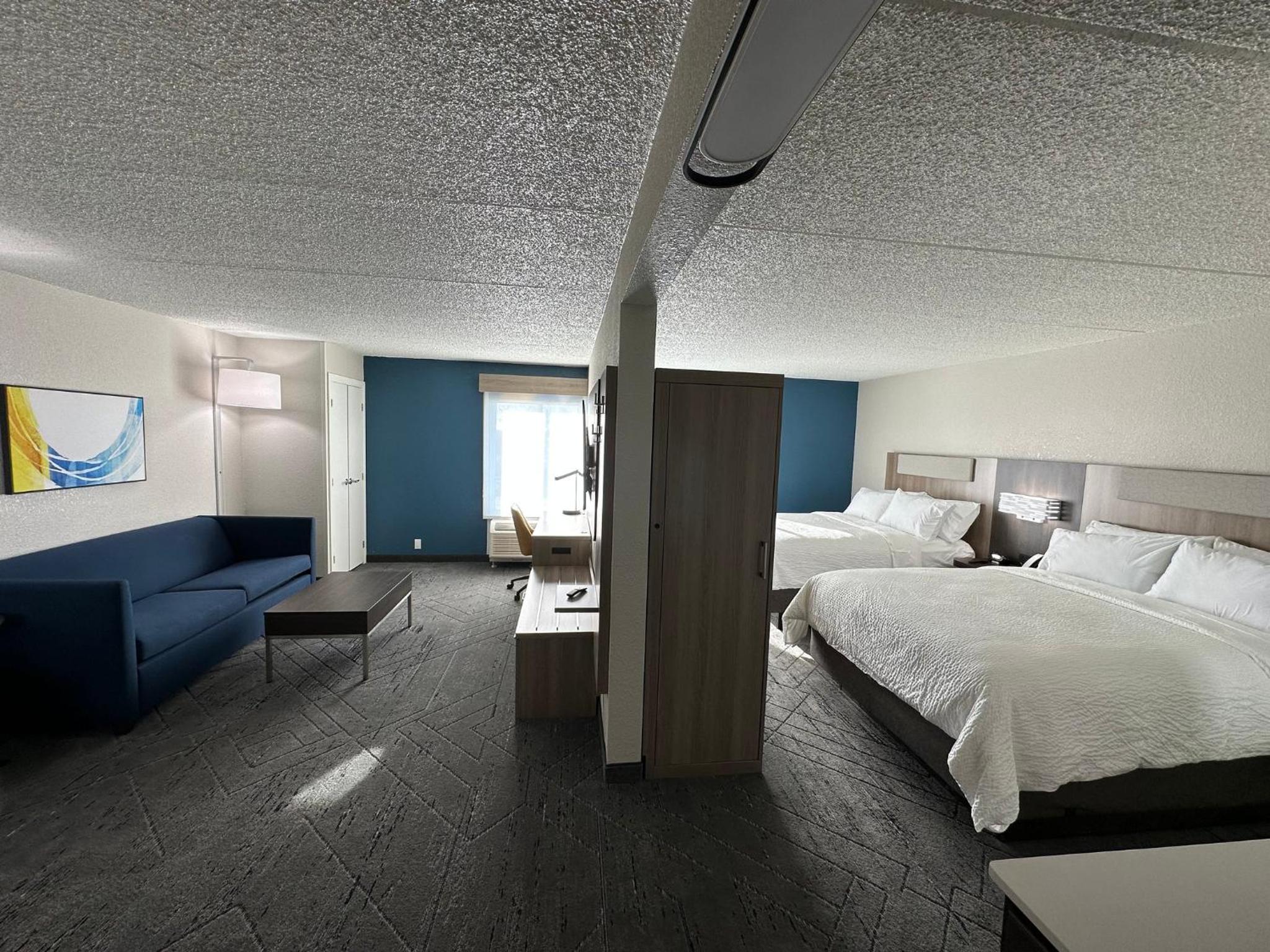 Queen Suite with Two Queen Beds - Photo 4