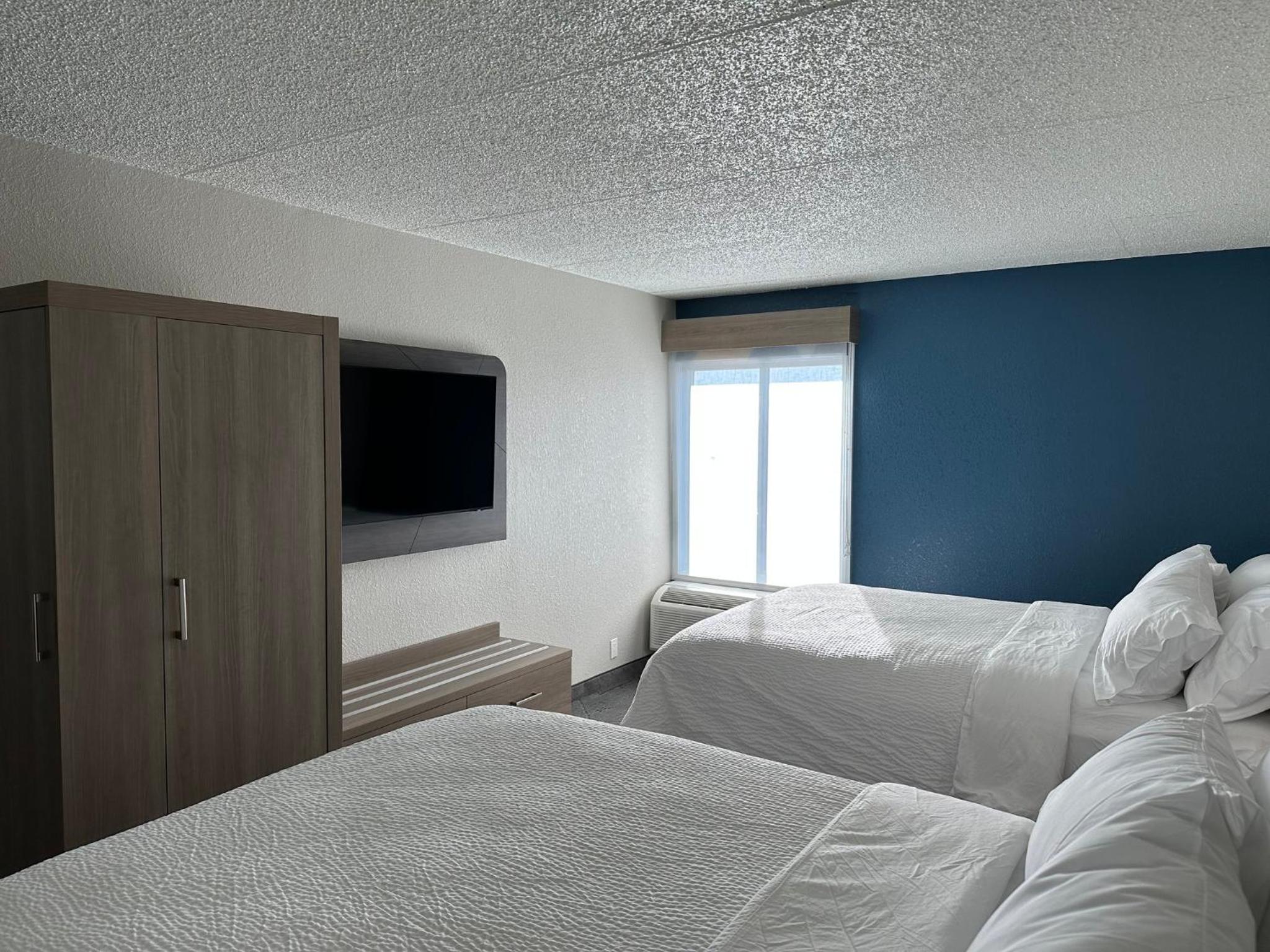 Queen Suite with Two Queen Beds - Photo 5
