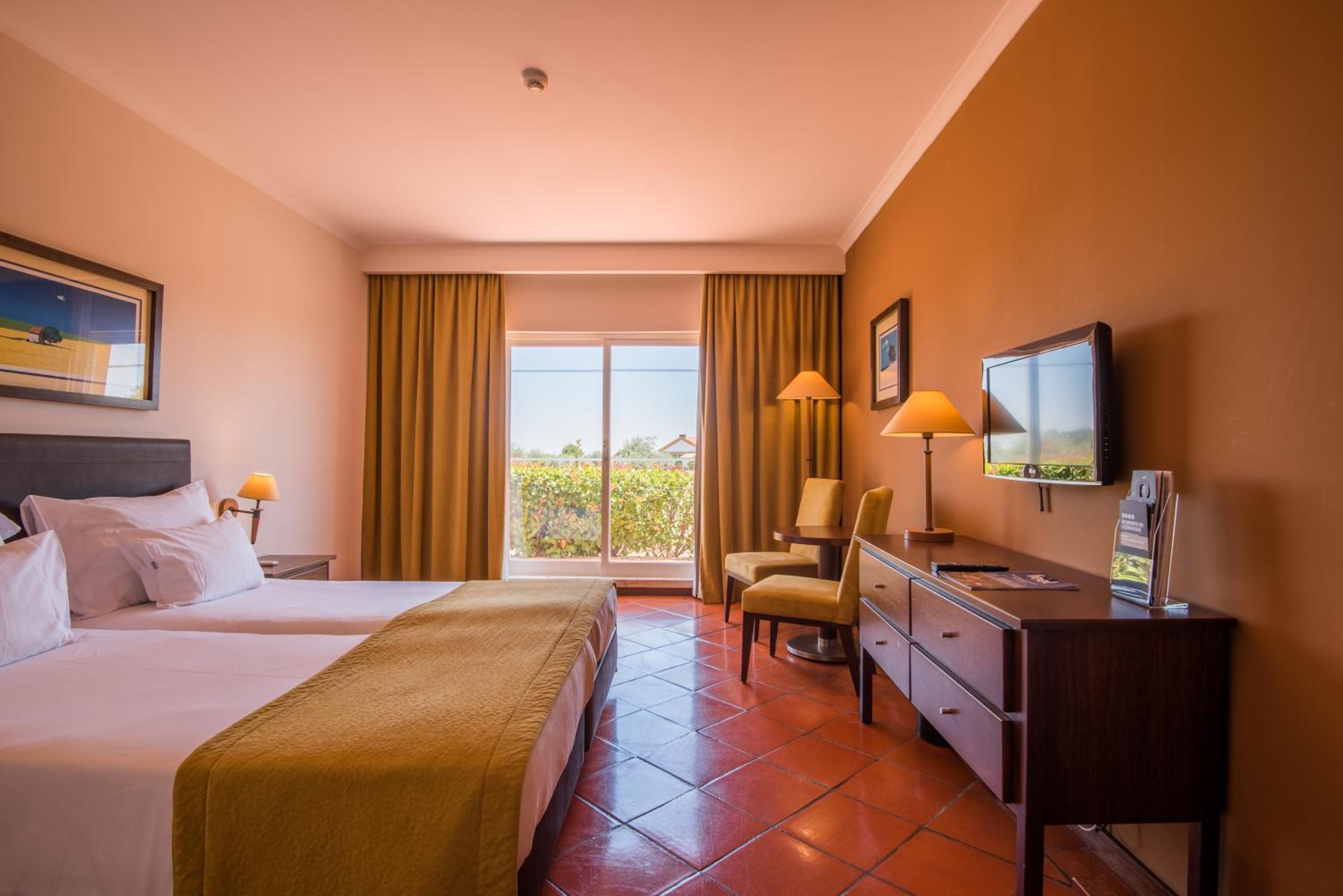 Twin Room with Extra Bed (2 Adults + 1 Child) - Photo 1