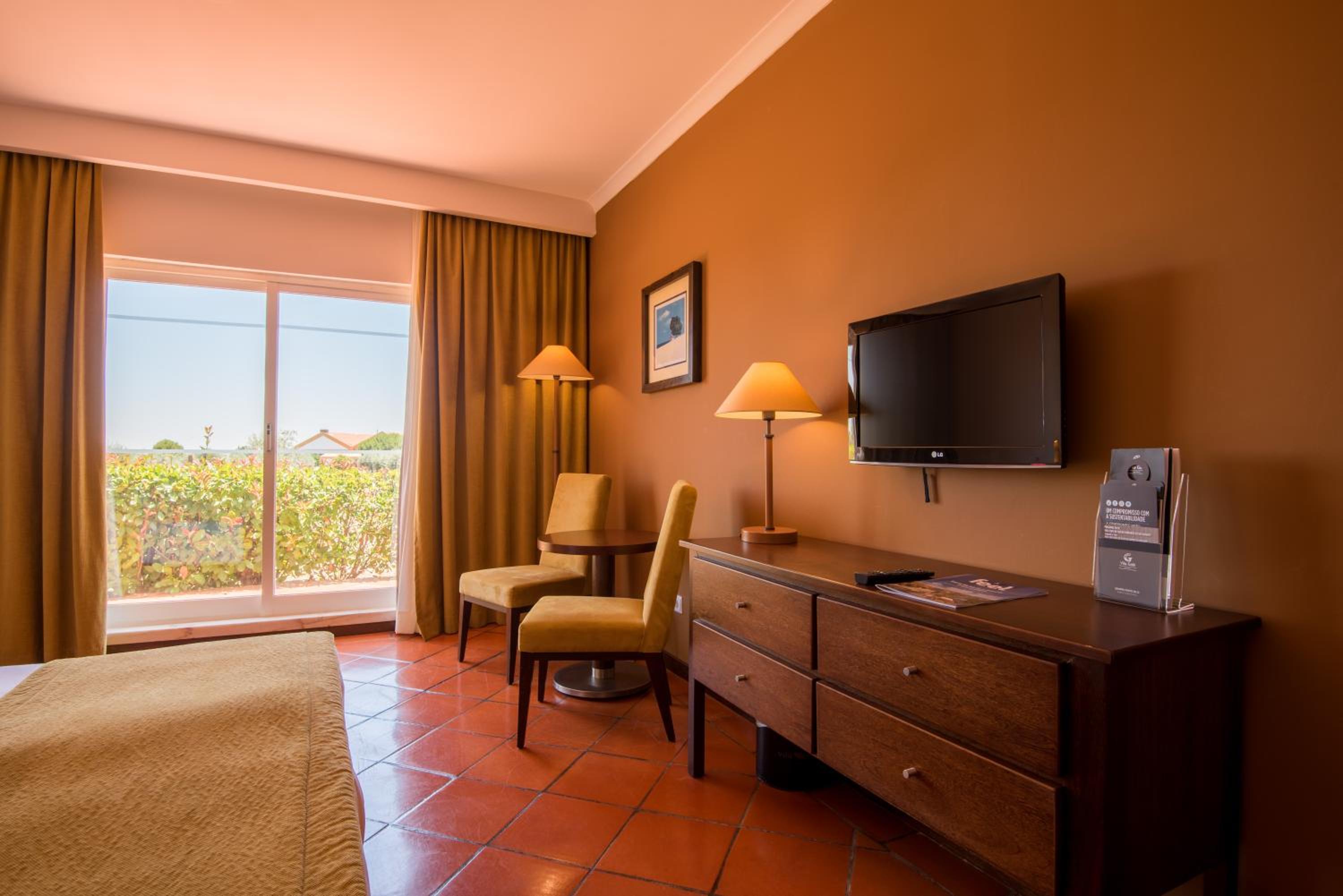 Twin Room with Extra Bed (2 Adults + 1 Child) - Photo 2