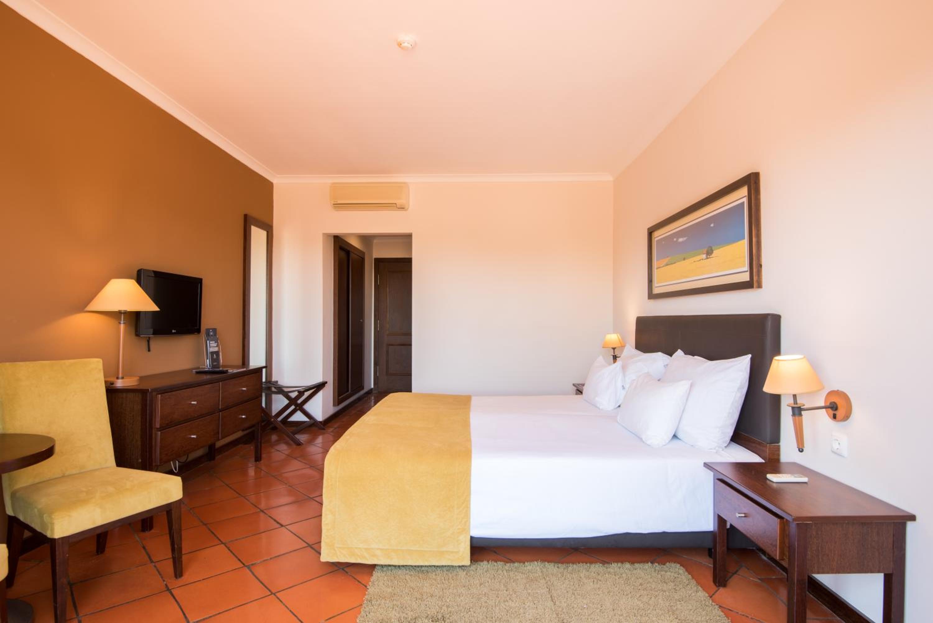 Twin Room with Extra Bed (2 Adults + 1 Child) - Photo 5