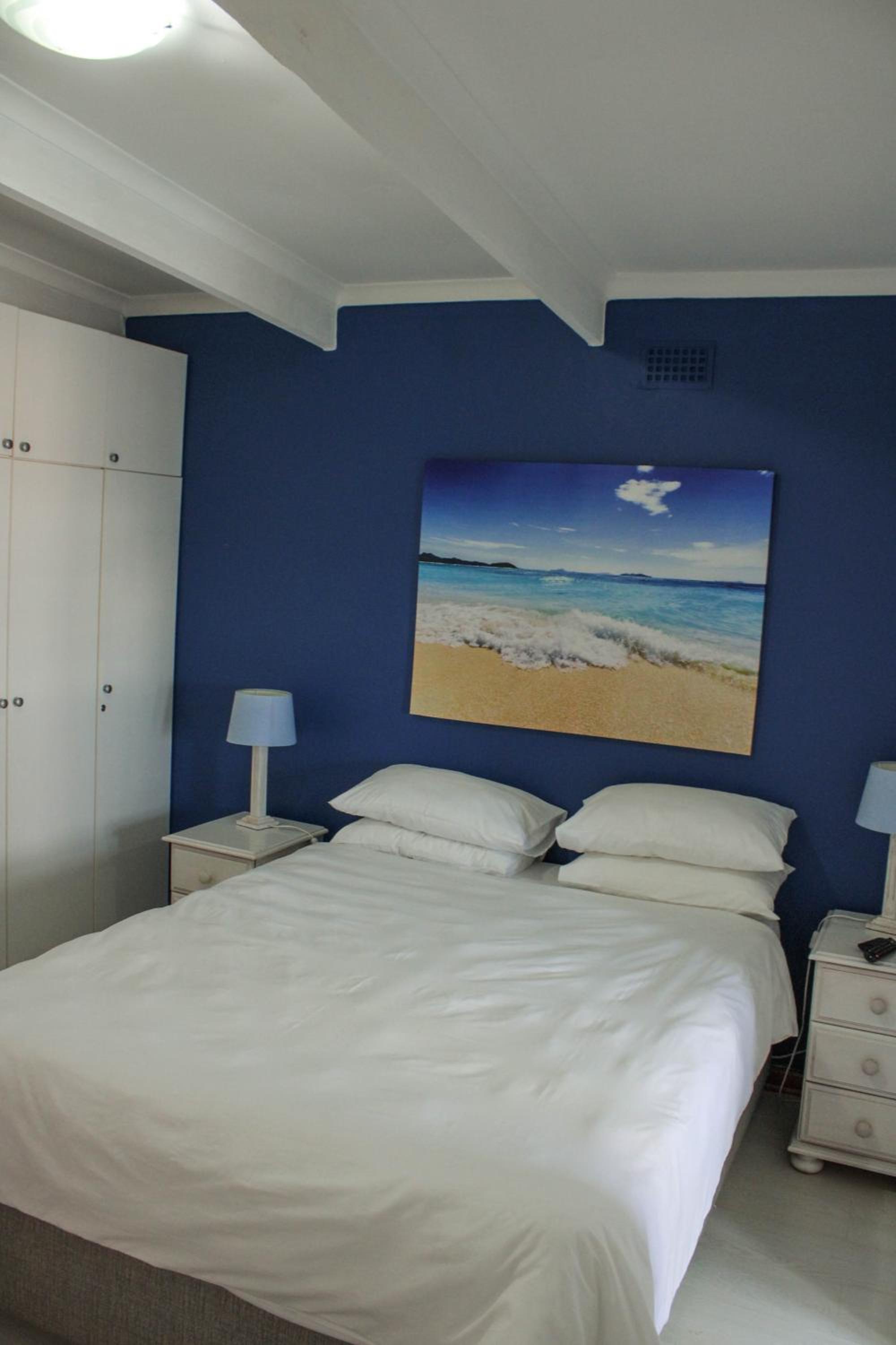 Four-Bedroom House - Photo 11