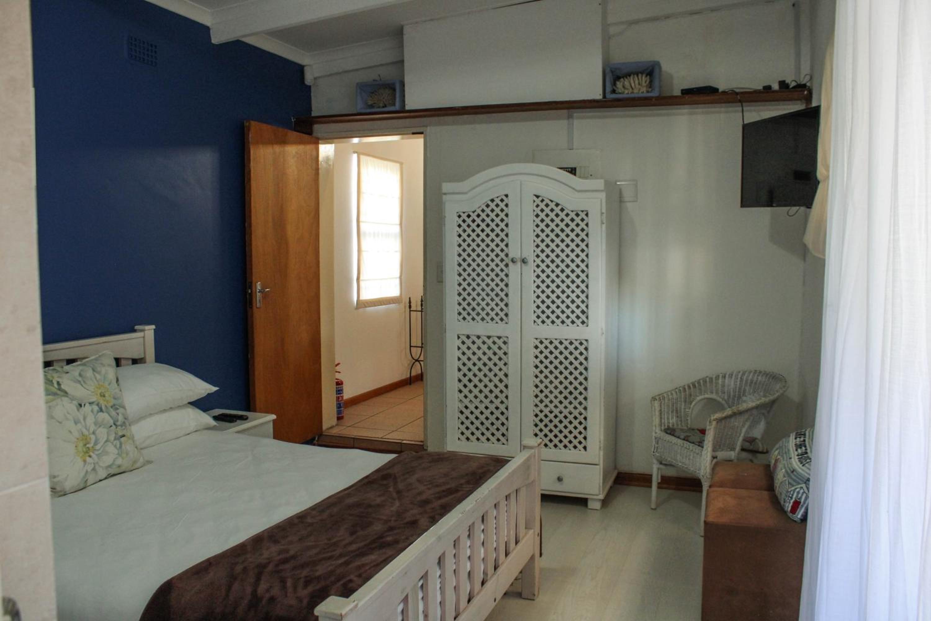 Four-Bedroom House - Photo 8