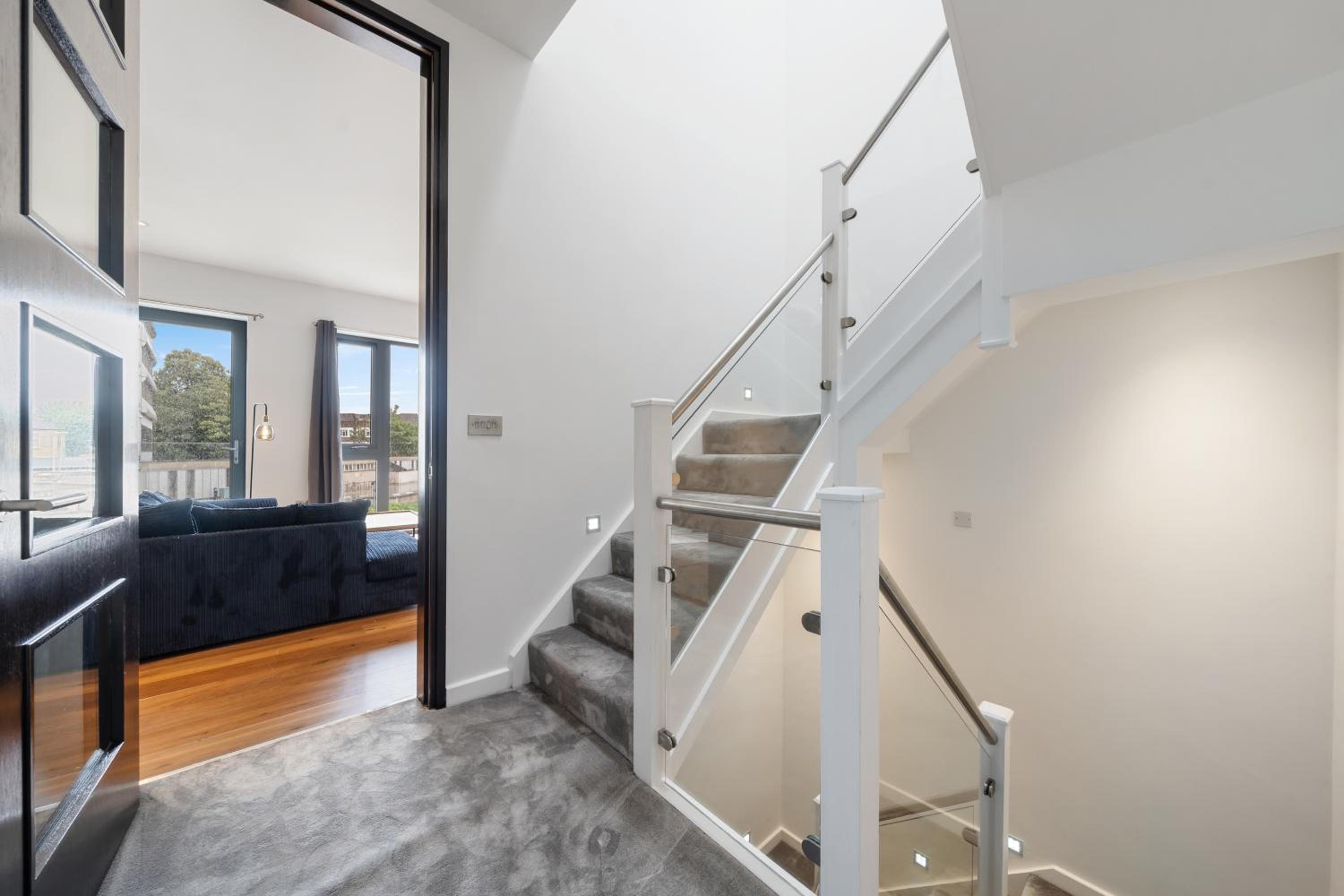 Five-Bedroom House photo 1