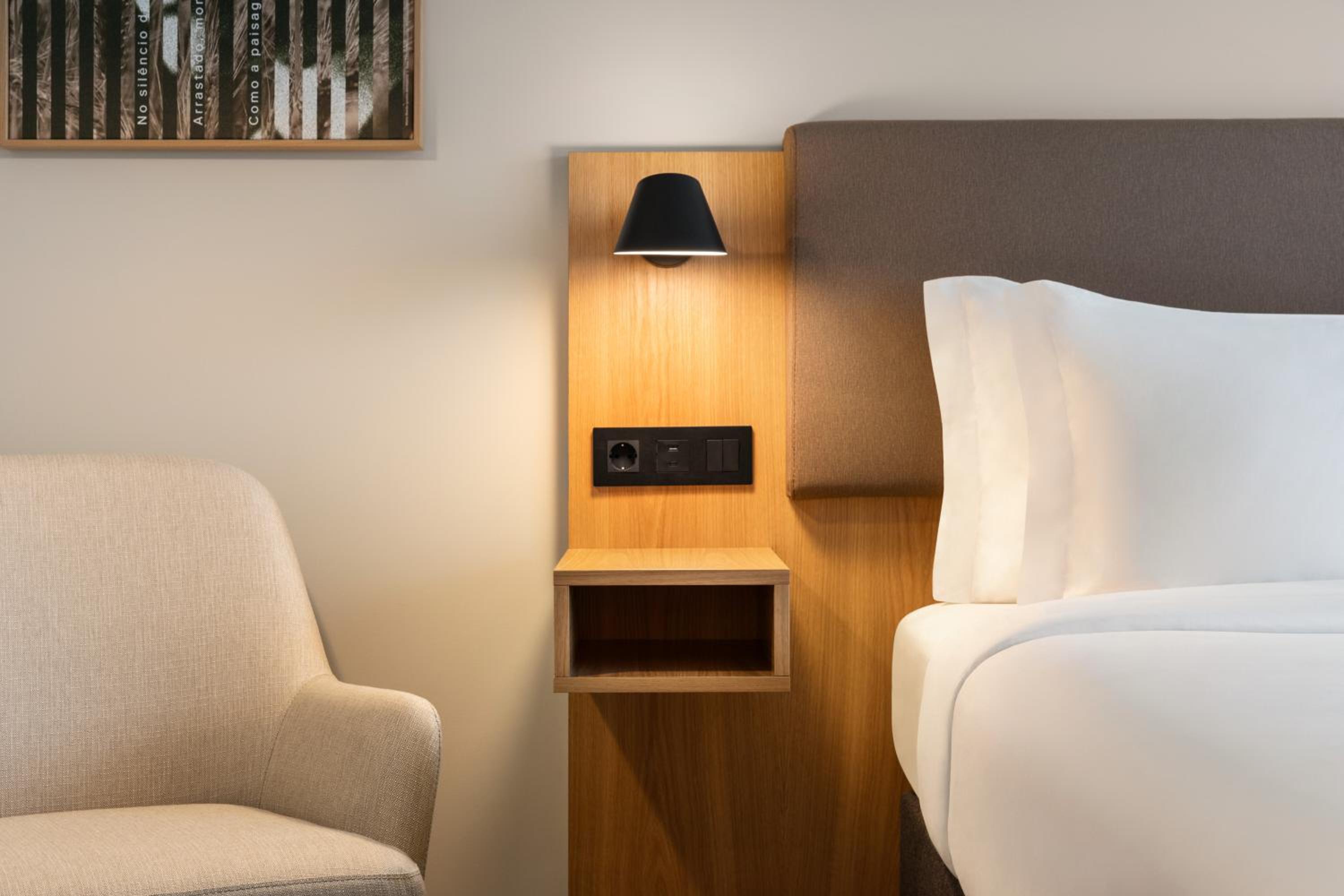 Premium Queen Room with sofa bed - Photo 5