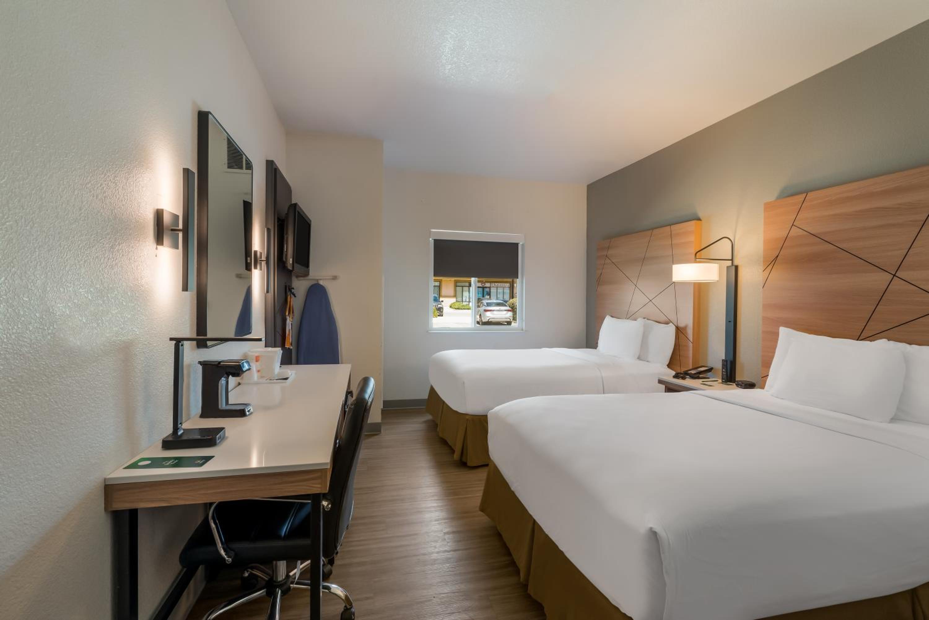 Quadruple Room with Two Queen Beds and Tub - Non Smoking - Photo 1