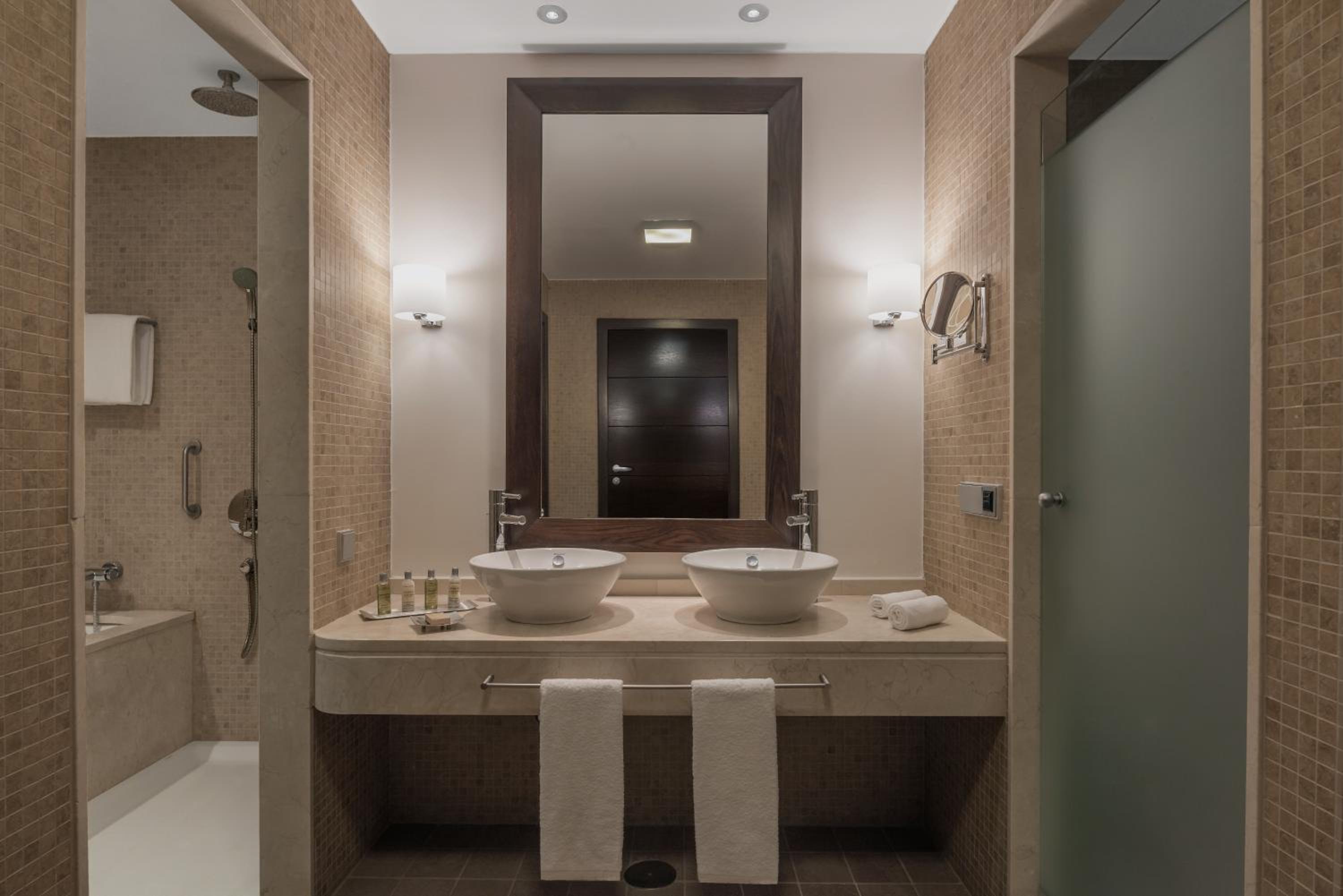 Deluxe One-Bedroom King Suite with View