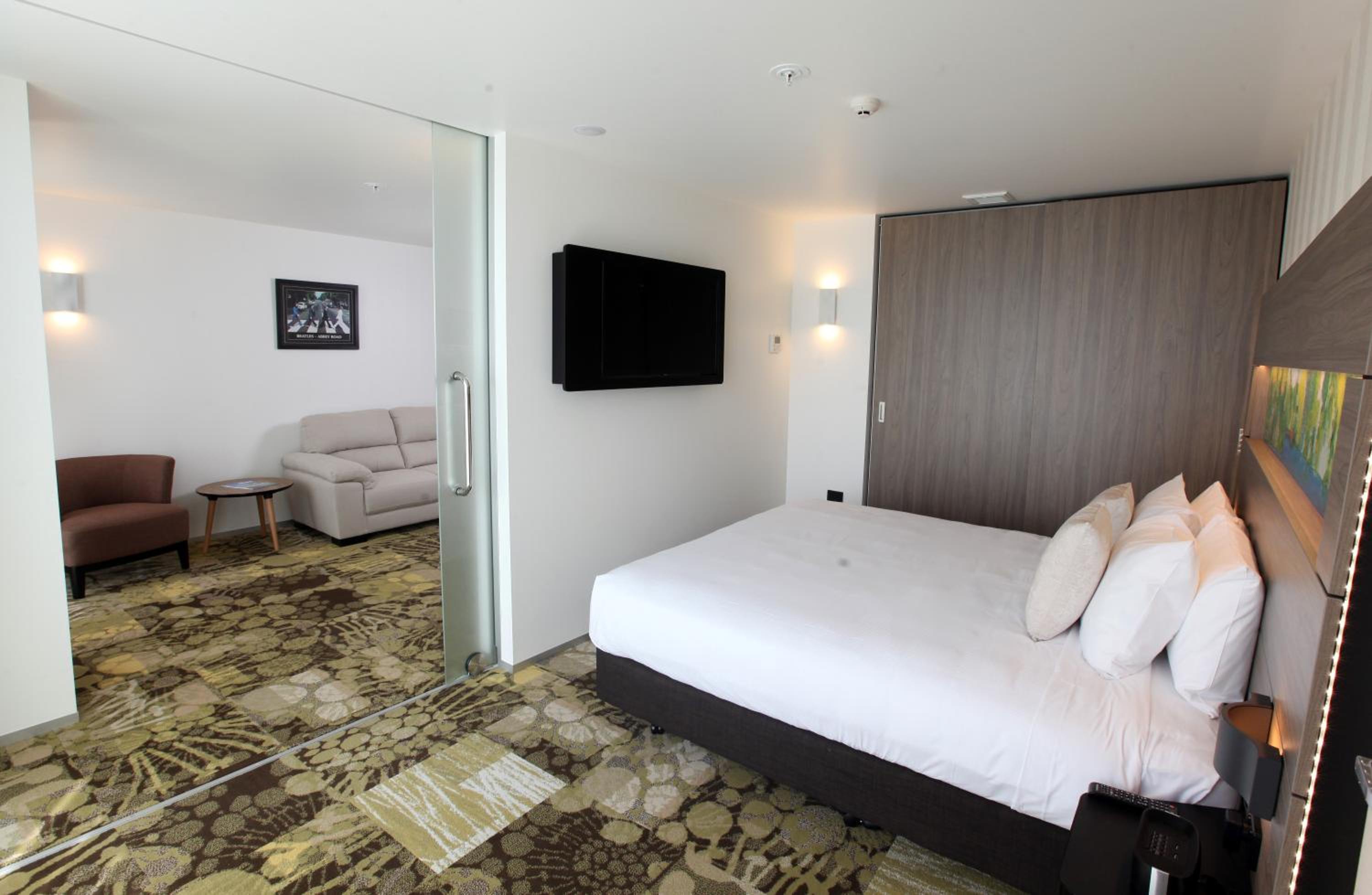 Superior One-Bedroom Apartment with King Bed photo 3