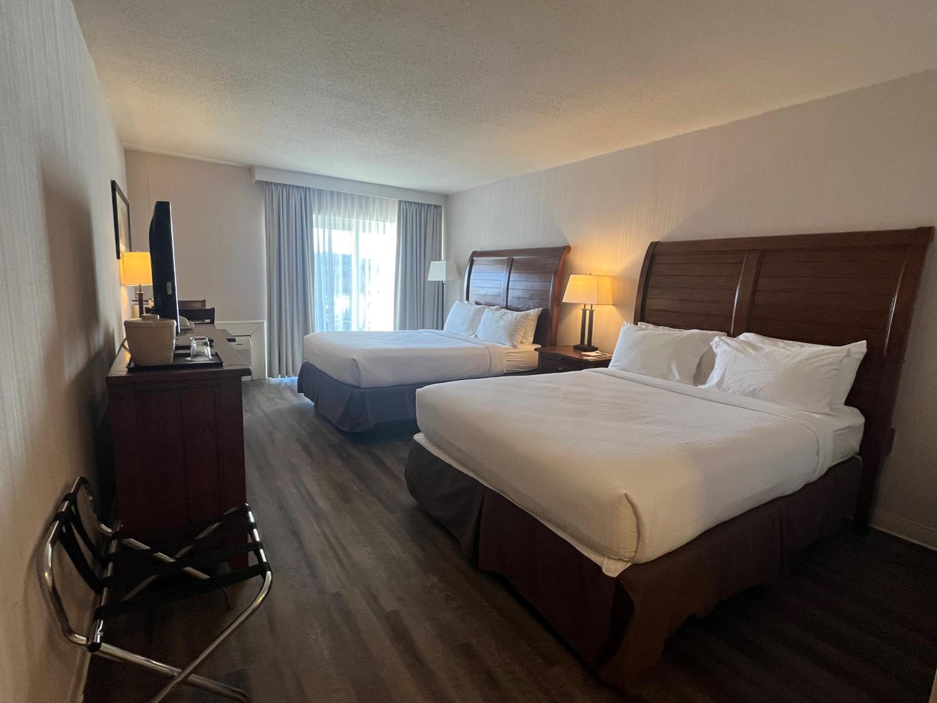 Queen Room with Two Queen Beds - Non-Smoking - Photo 3