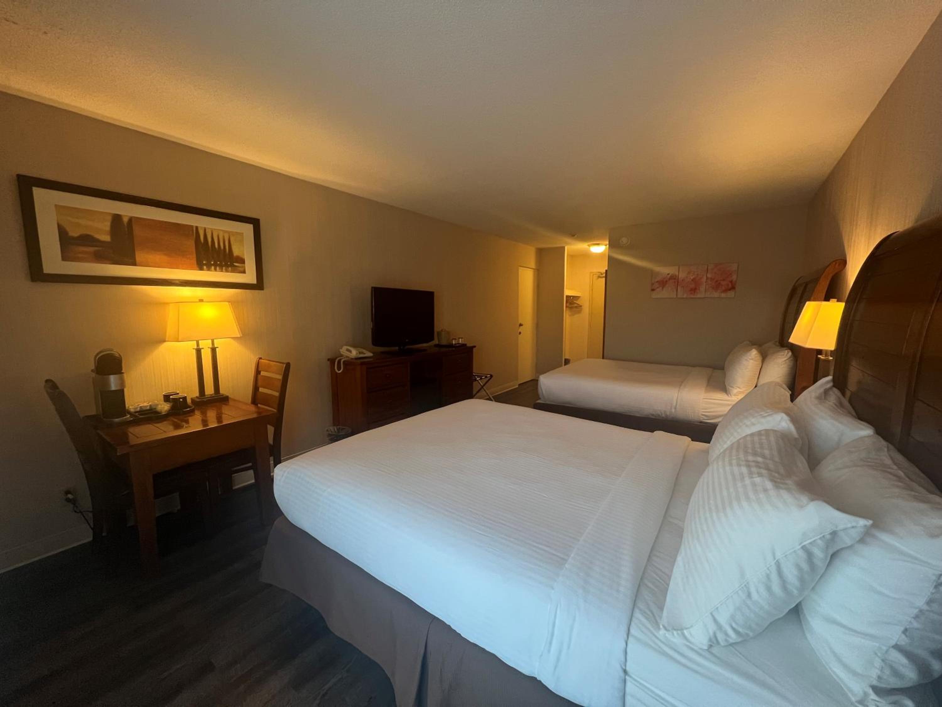 Queen Room with Two Queen Beds - Non-Smoking - Photo 4