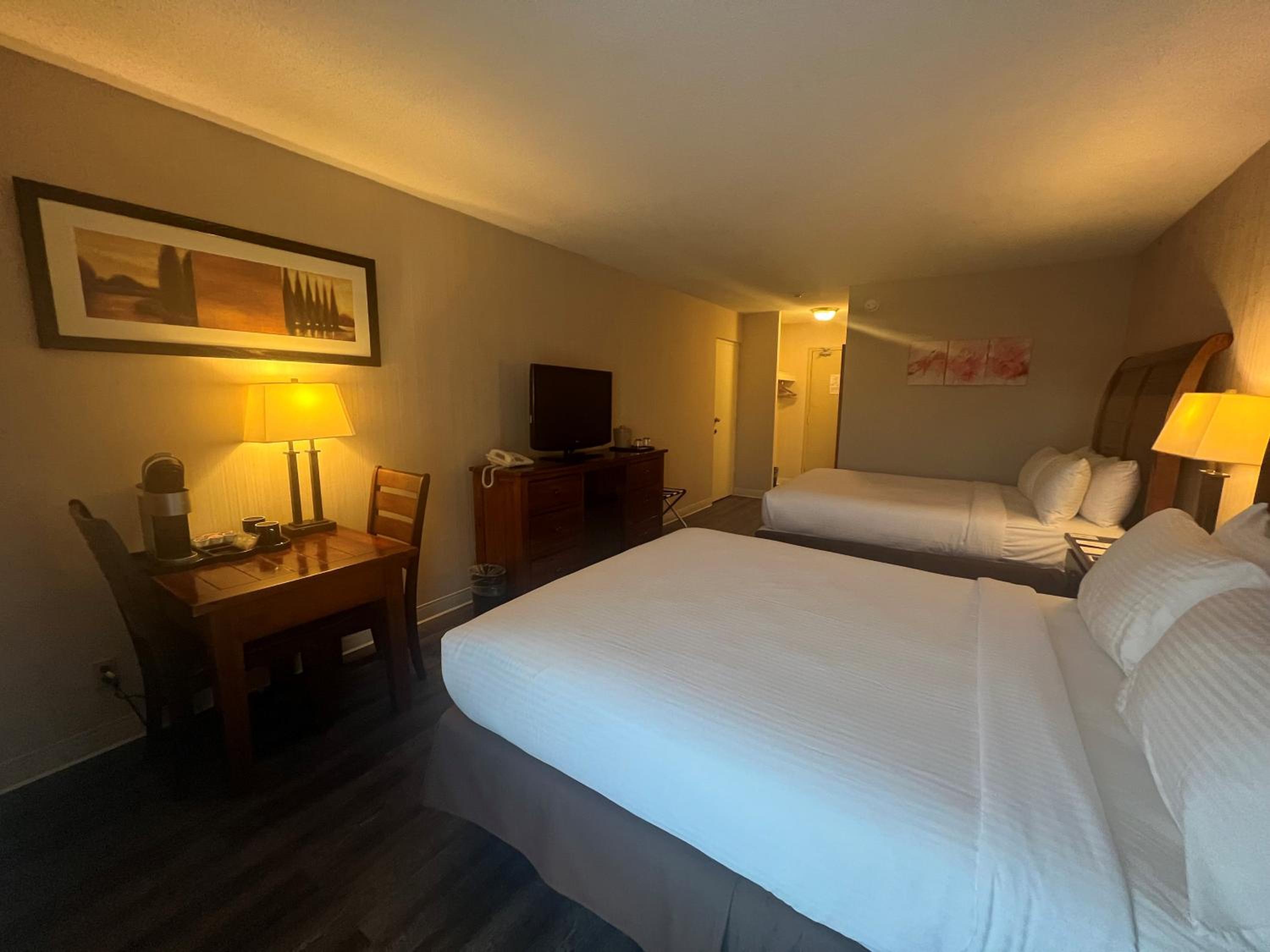 Queen Room with Two Queen Beds - Non-Smoking - Photo 2