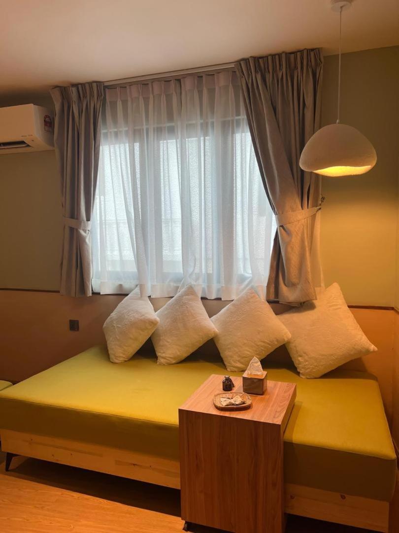 Premier Studio Deluxe Suite with Bathtub and Karaoke Speaker photo 2