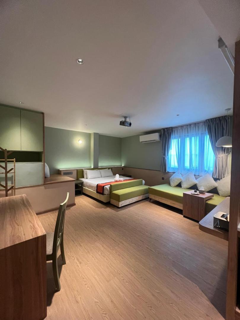 Premier Studio Deluxe Suite with Bathtub and Karaoke Speaker photo 3