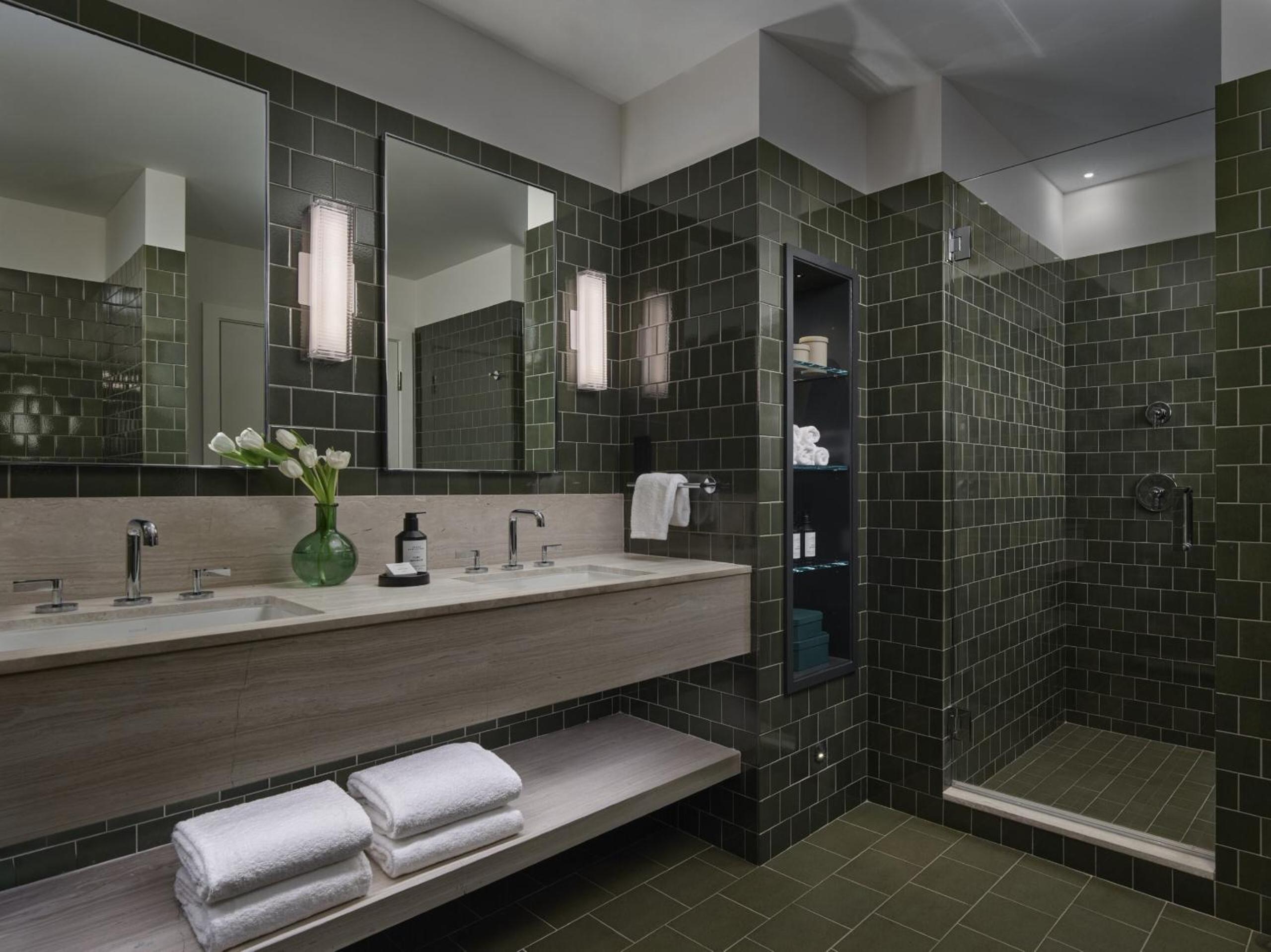Signature Suite - Photo 2