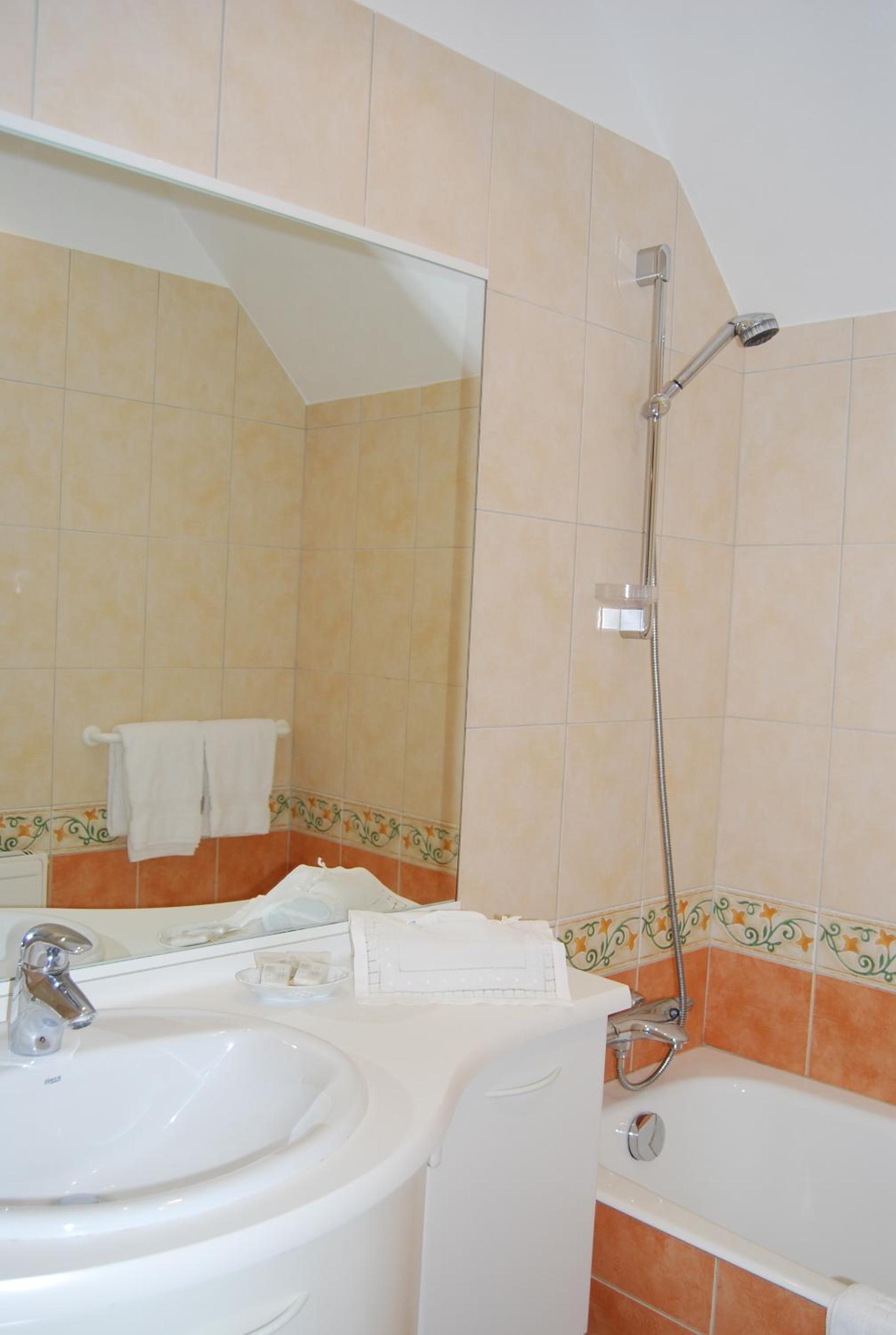 Twin Room - Photo 5
