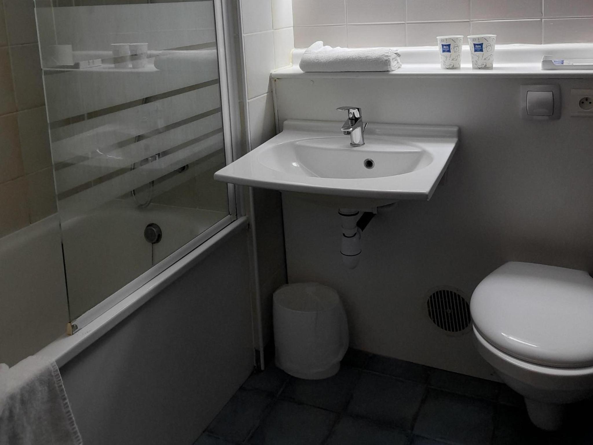 Classic Room with One Double Bed and One Single Bed - Photo 3