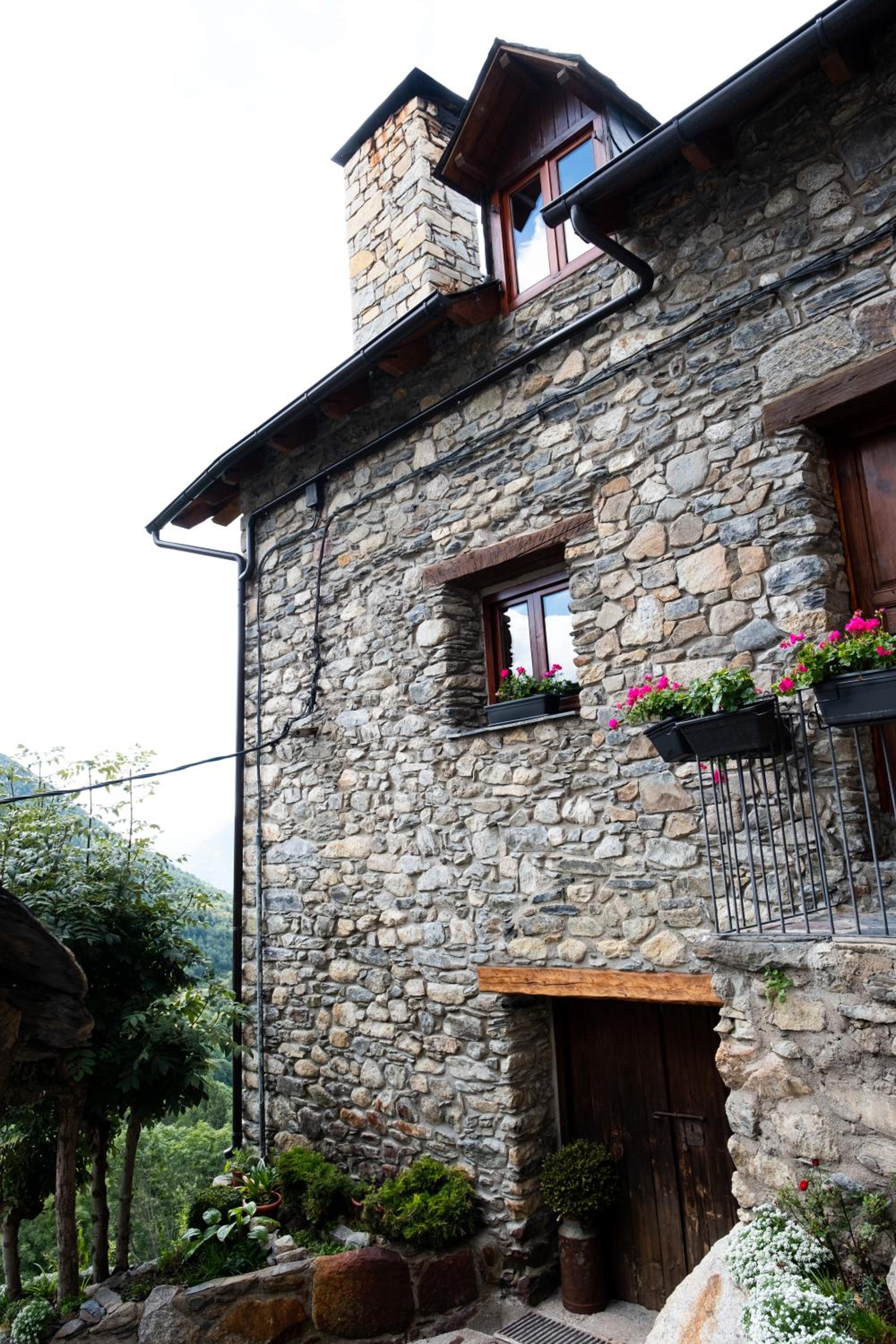 Three-Bedroom Apartment with Balcony photo 2