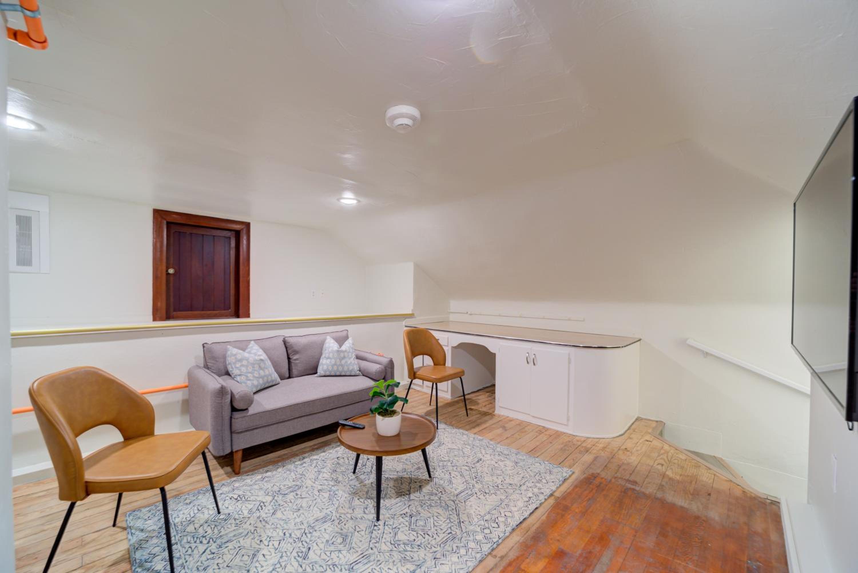 Studio - Split Level - Photo 6