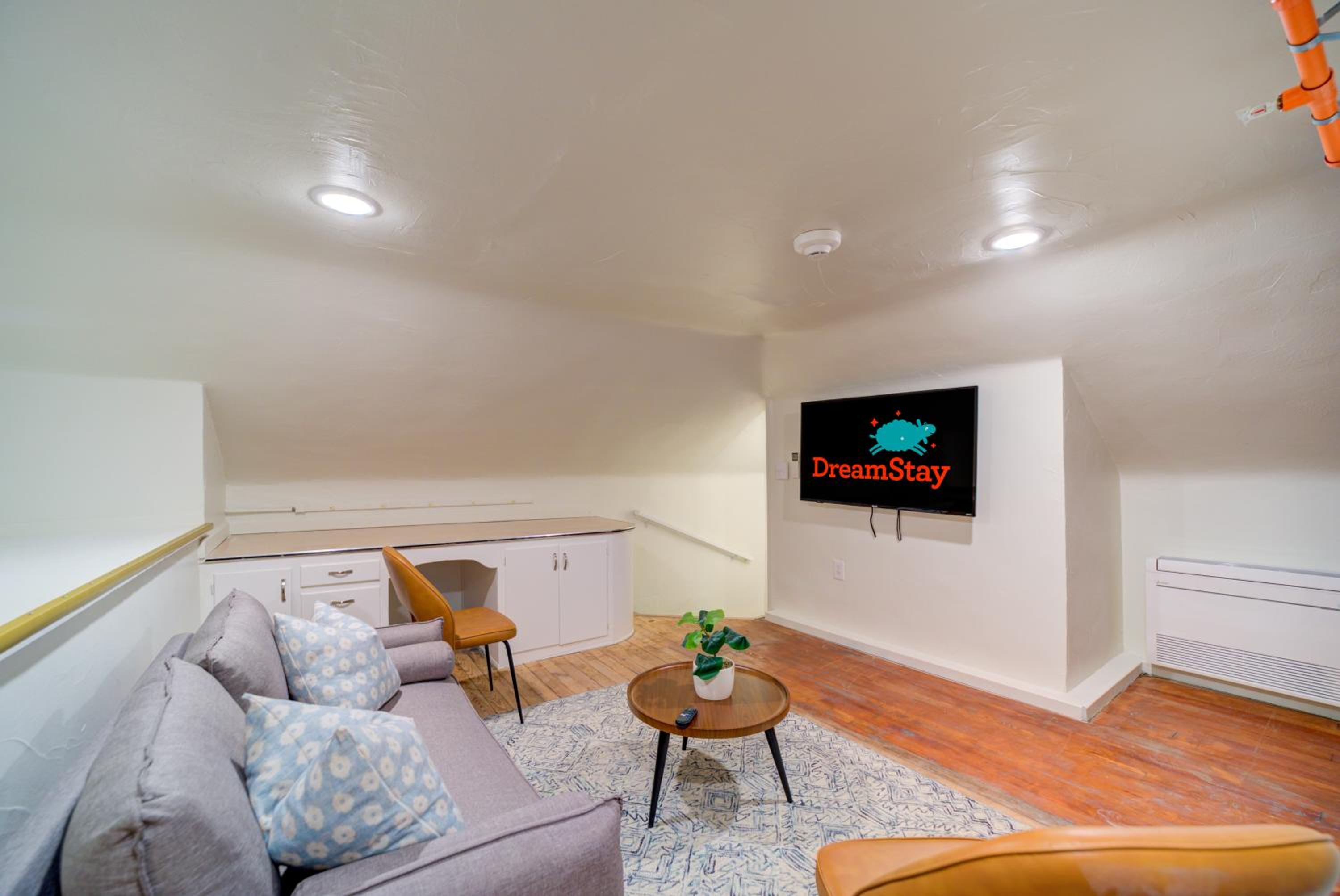 Studio - Split Level - Photo 19