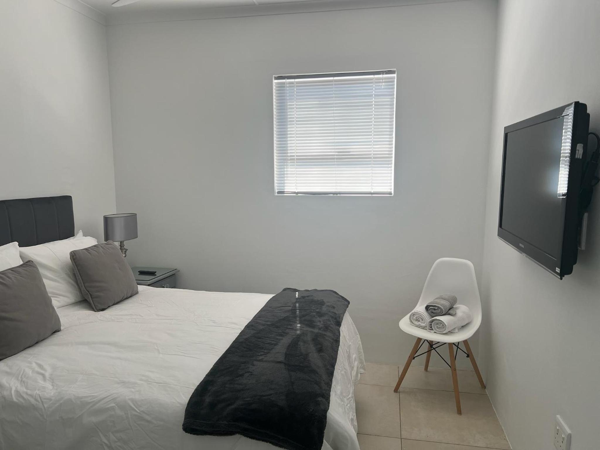 Six-Bedroom House photo 1