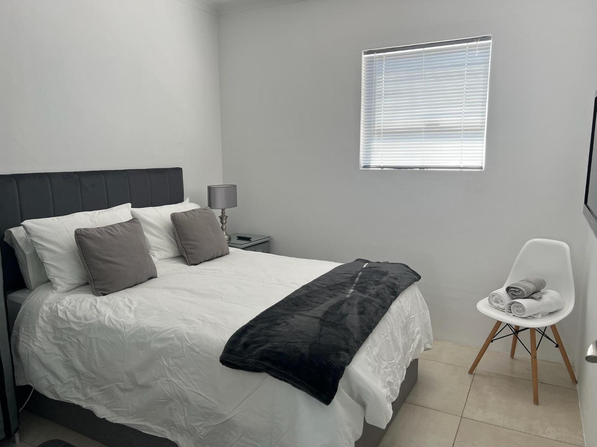 Six-Bedroom House photo 2