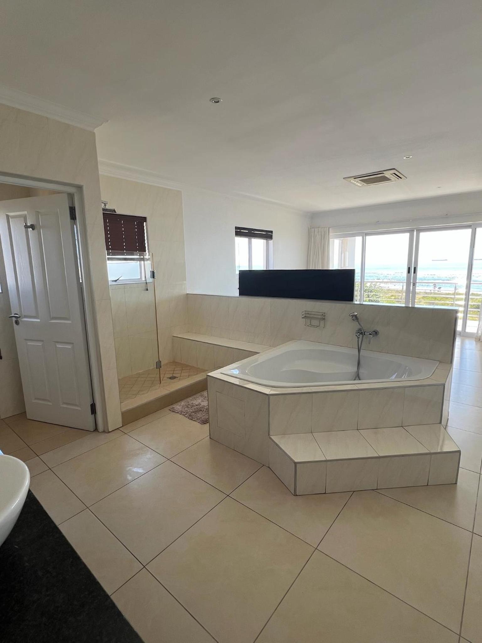 Six-Bedroom House photo 3