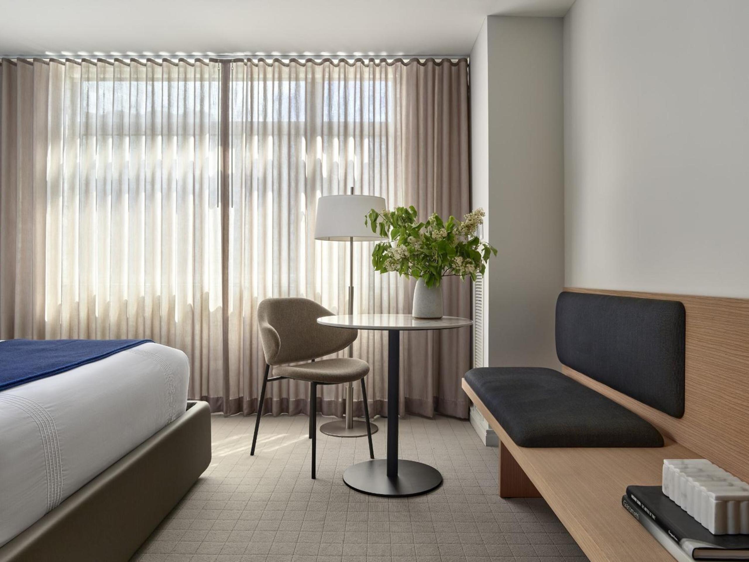 Premium King Room - Photo 4