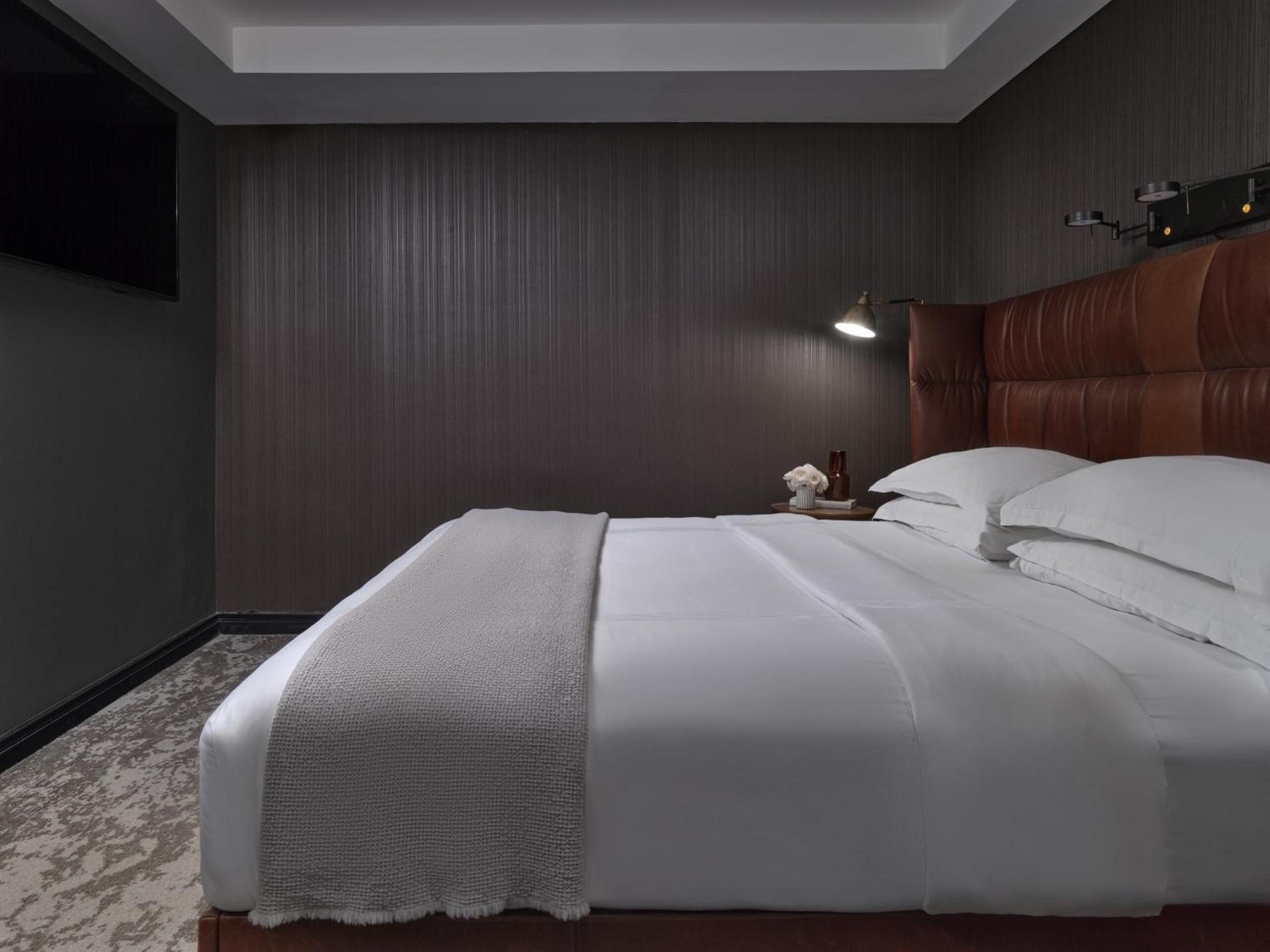 One-Bedroom Suite - Photo 6