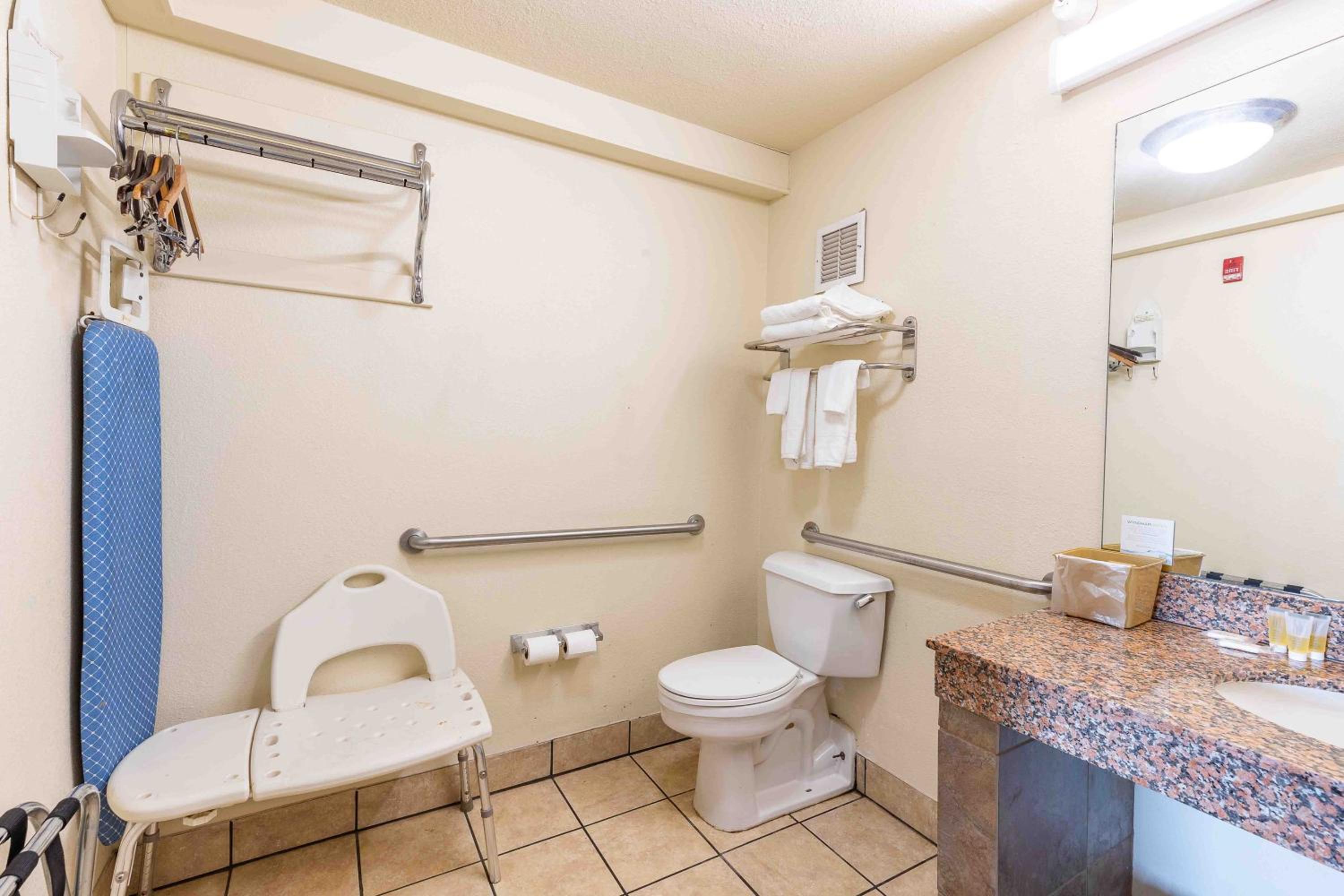 King Room - Non-Smoking - Photo 3