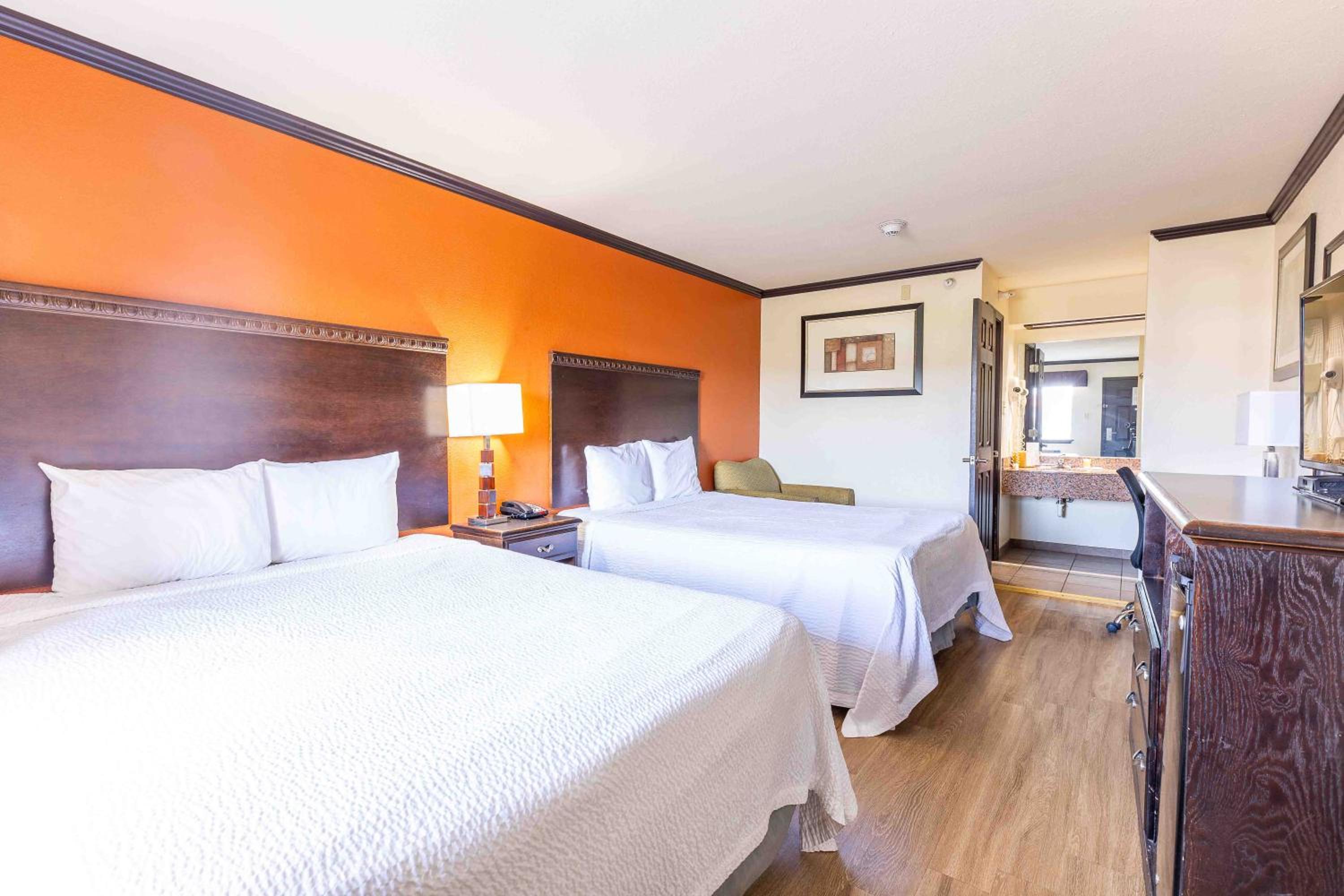 Double Room with Two Double Beds - Smoking - Photo 1