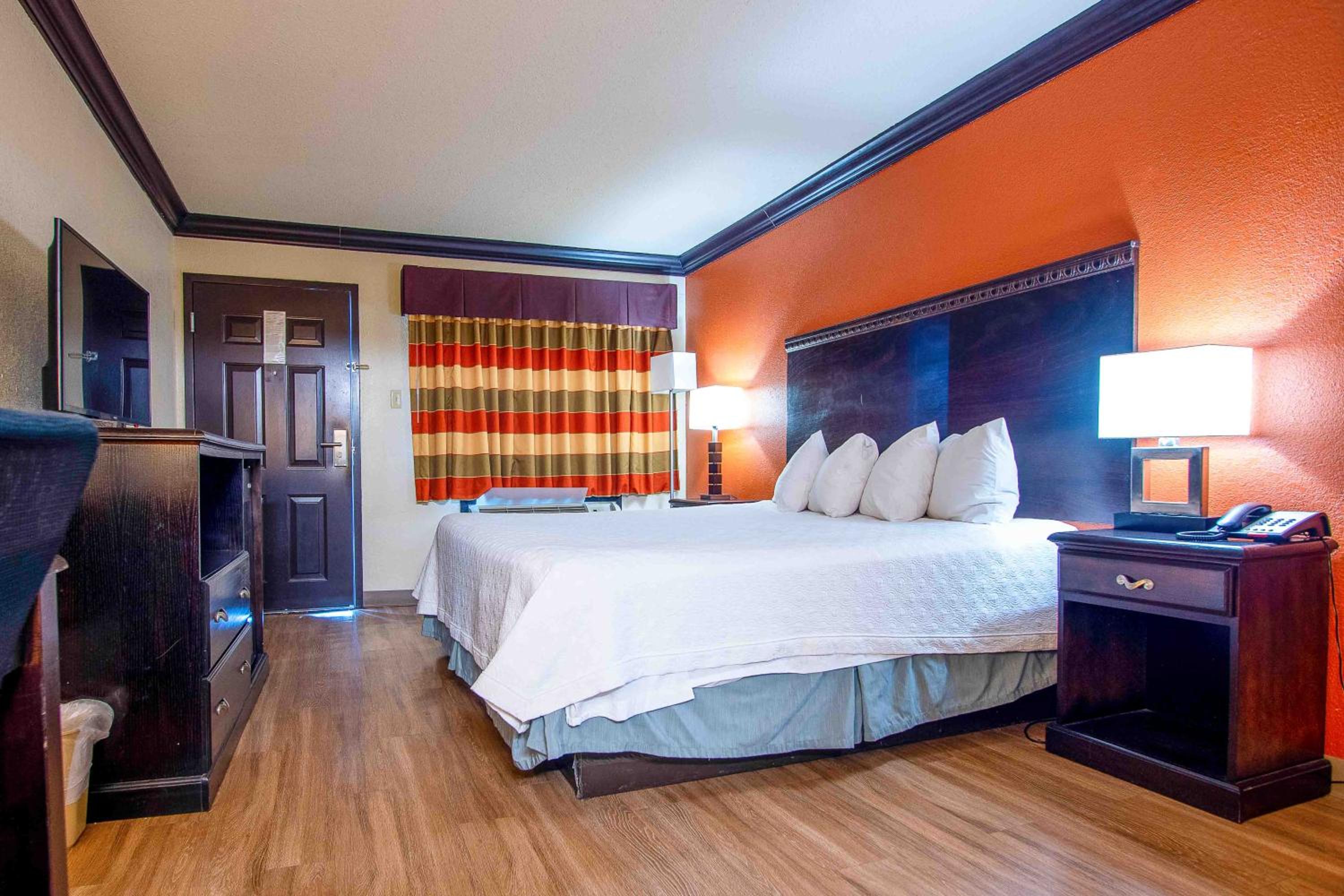 Deluxe King Room - Smoking - Photo 1