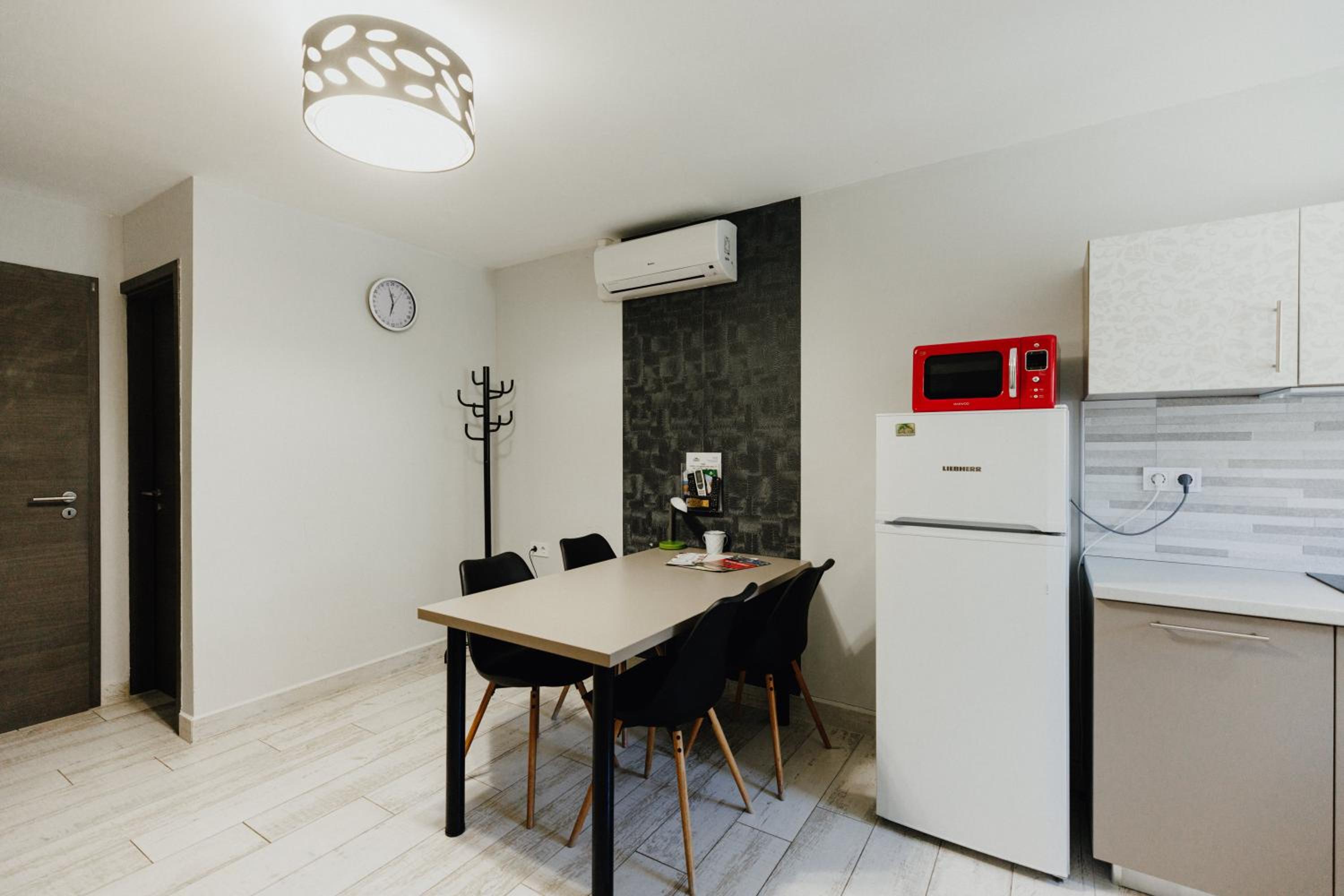 Apartment with Terrace - Photo 4