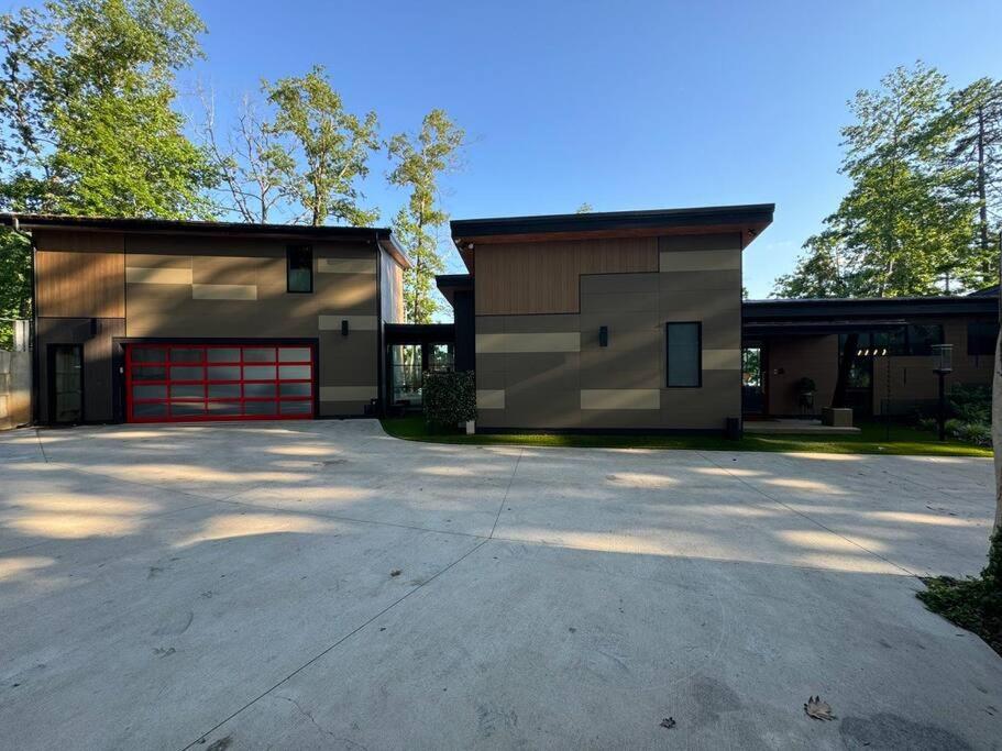 Eight-Bedroom House photo 2