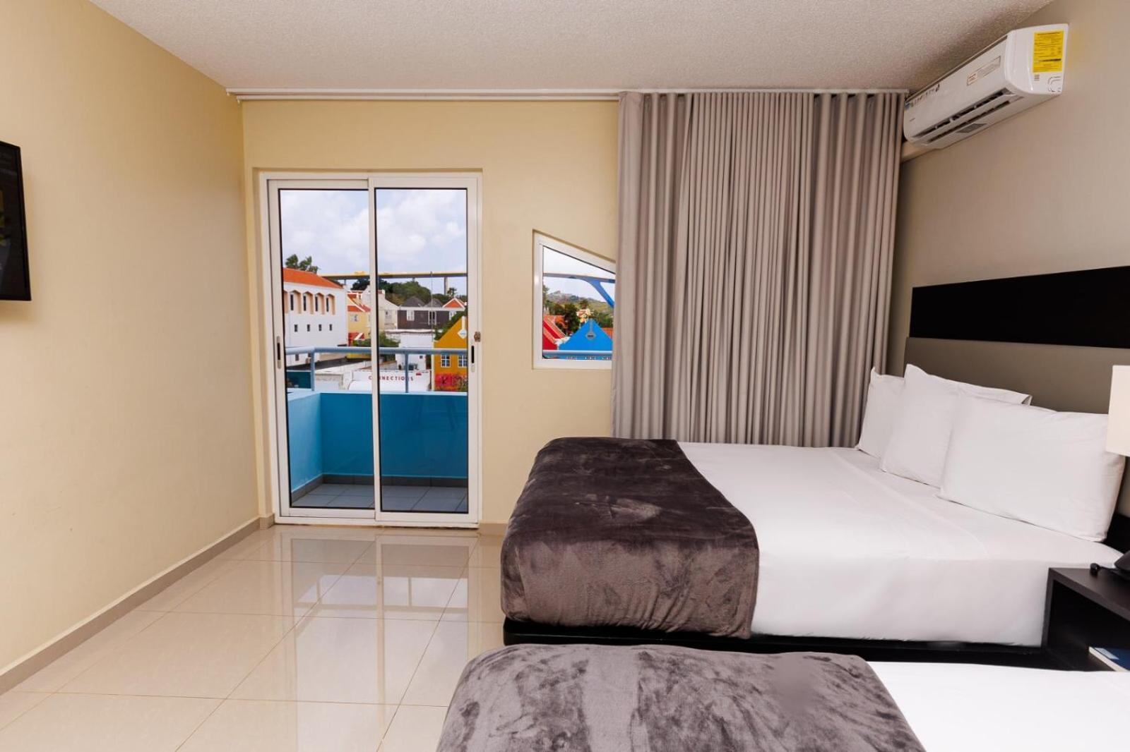 Queen Room with Two Queen Beds and City View - Balcony- Non-Smoking - Photo 4