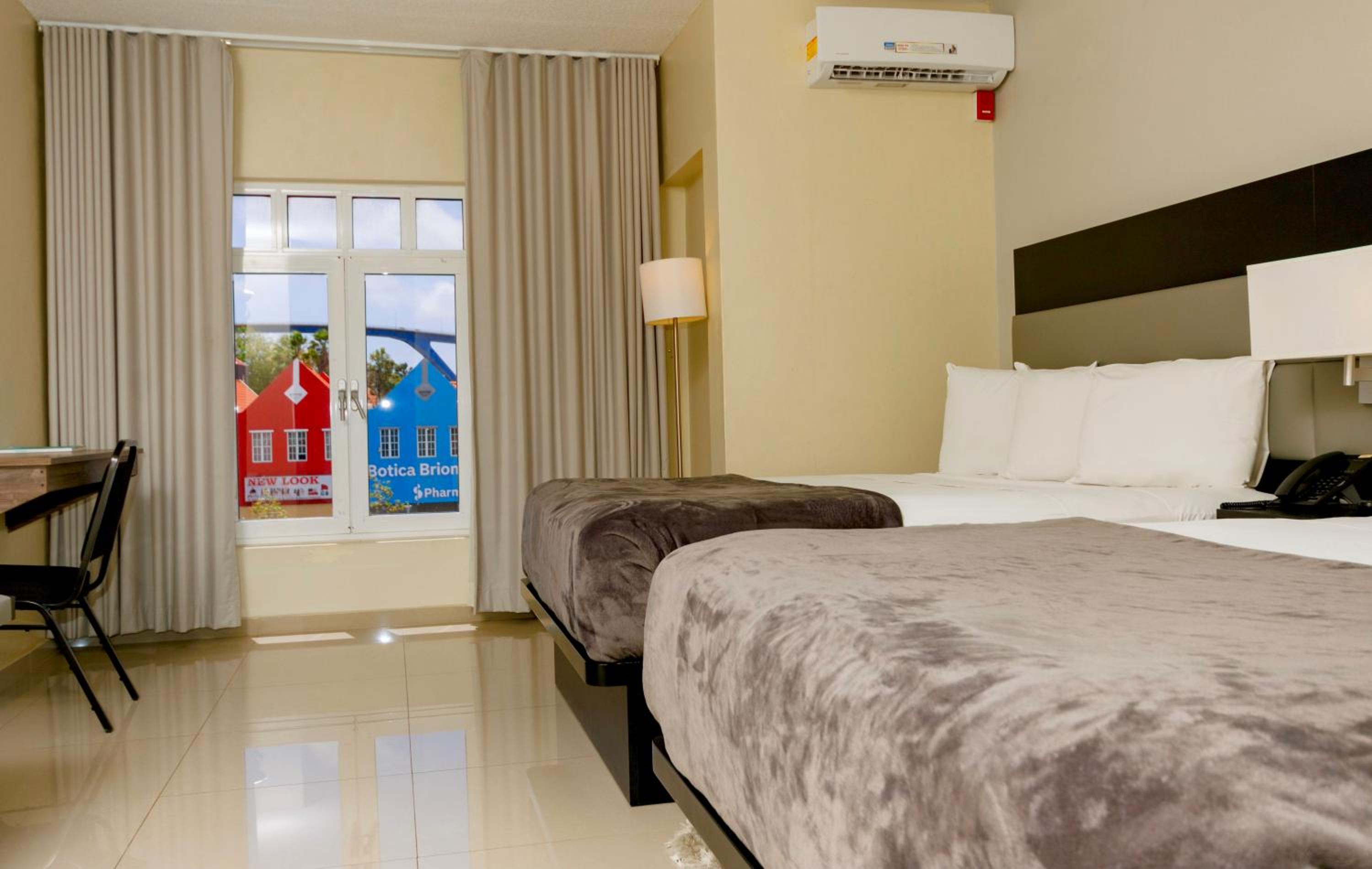 Queen Room with Two Queen Beds and City View - Non-Smoking - Photo 5