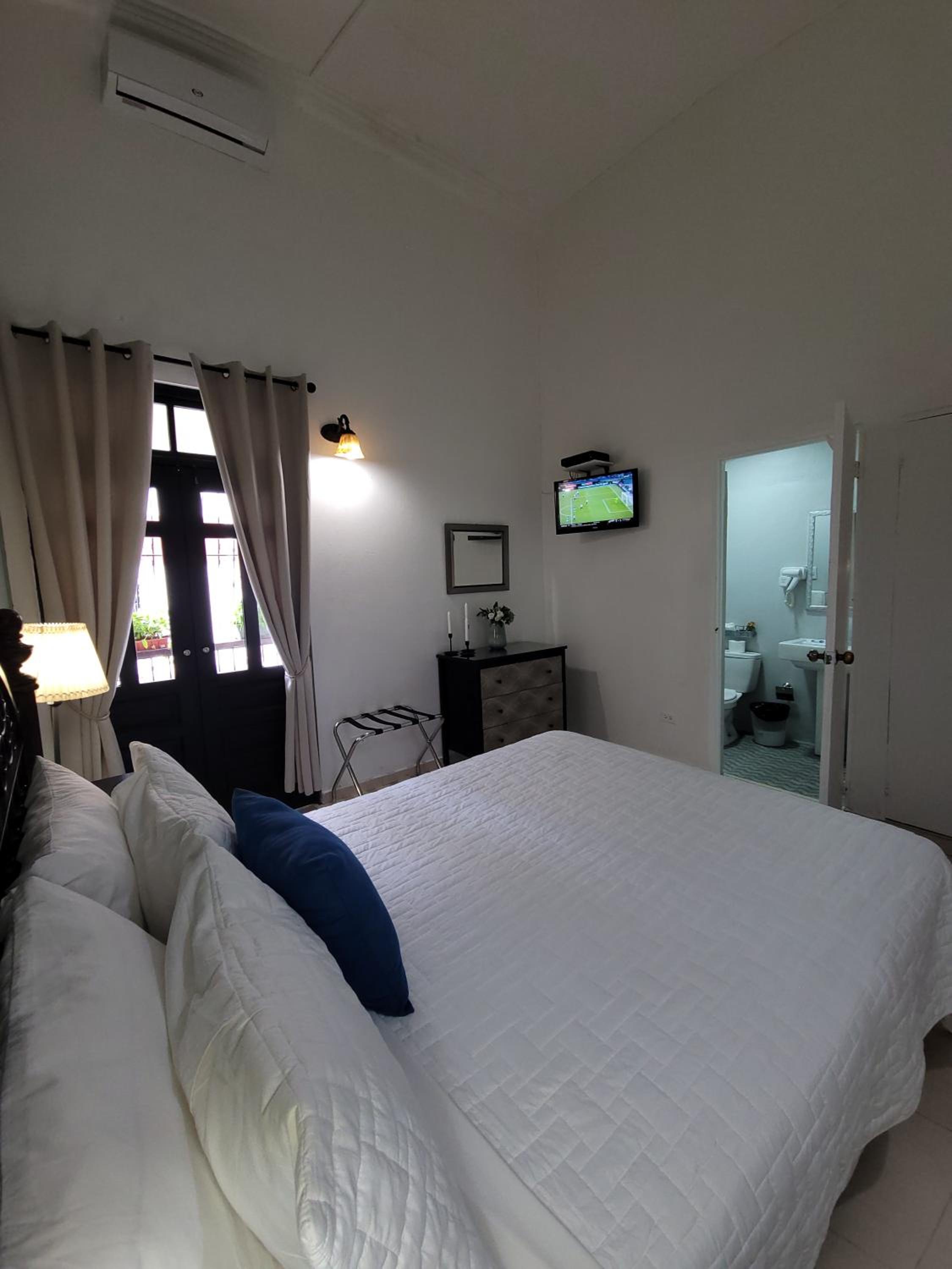 Deluxe Double Room with Balcony photo 2