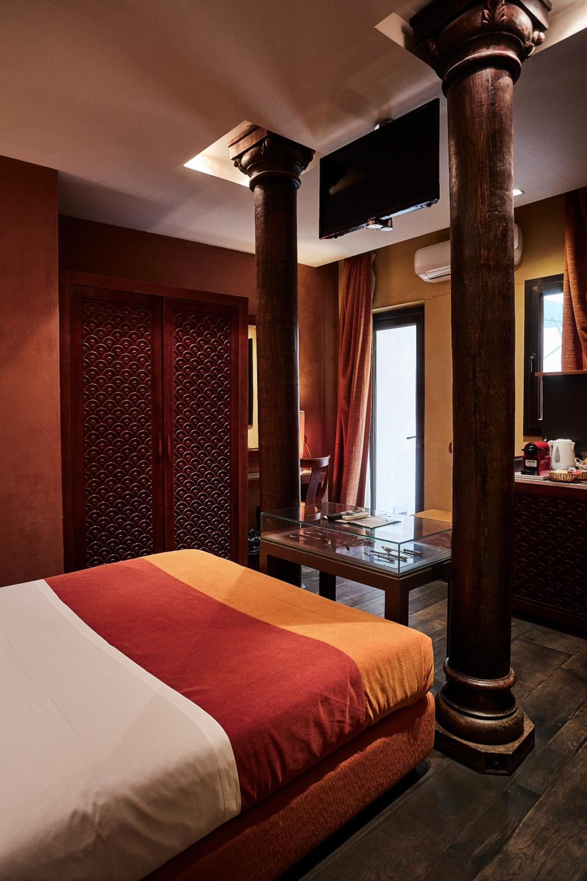 King Suite with Balcony photo 2