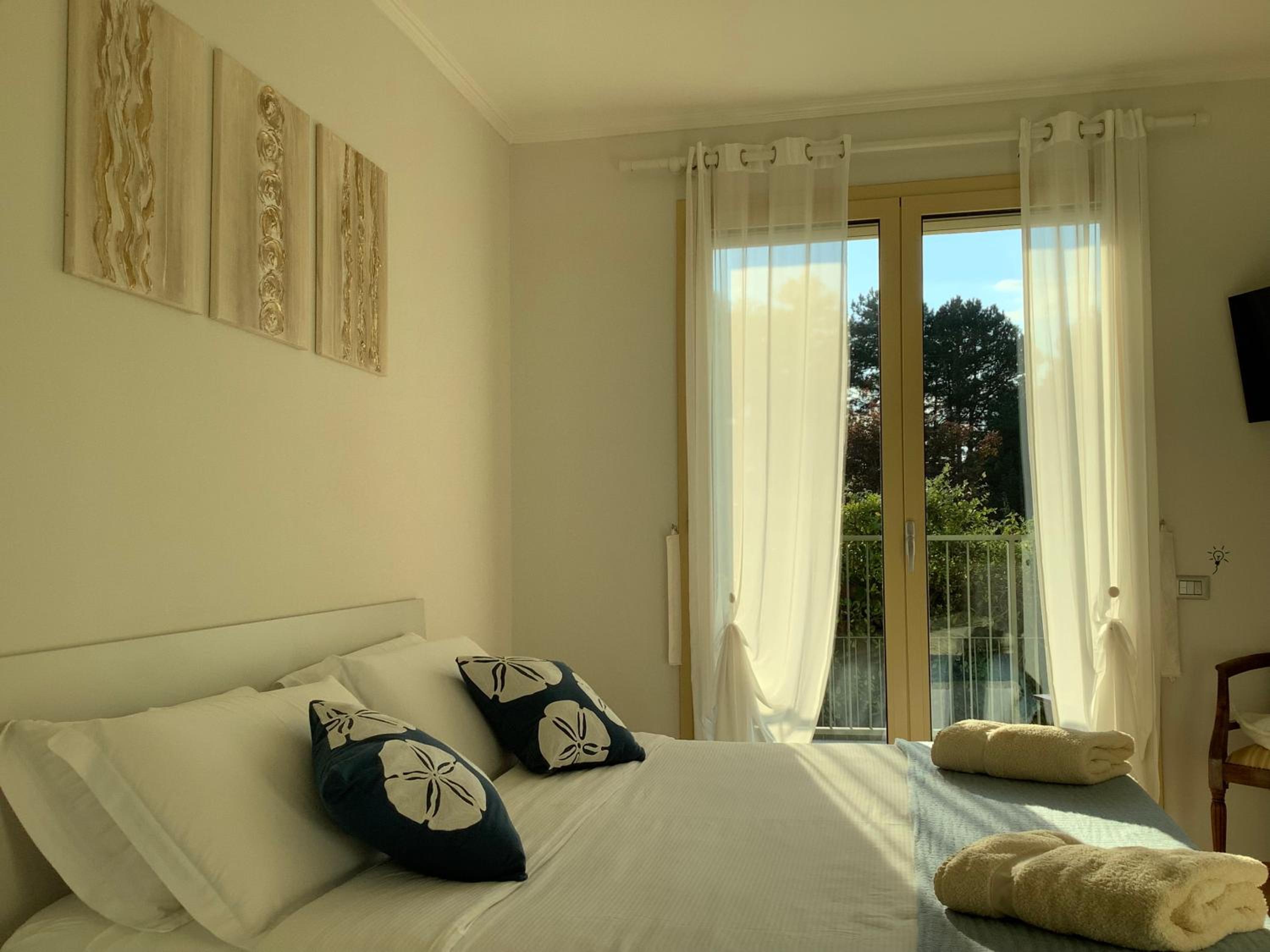 Apartment With Lake View