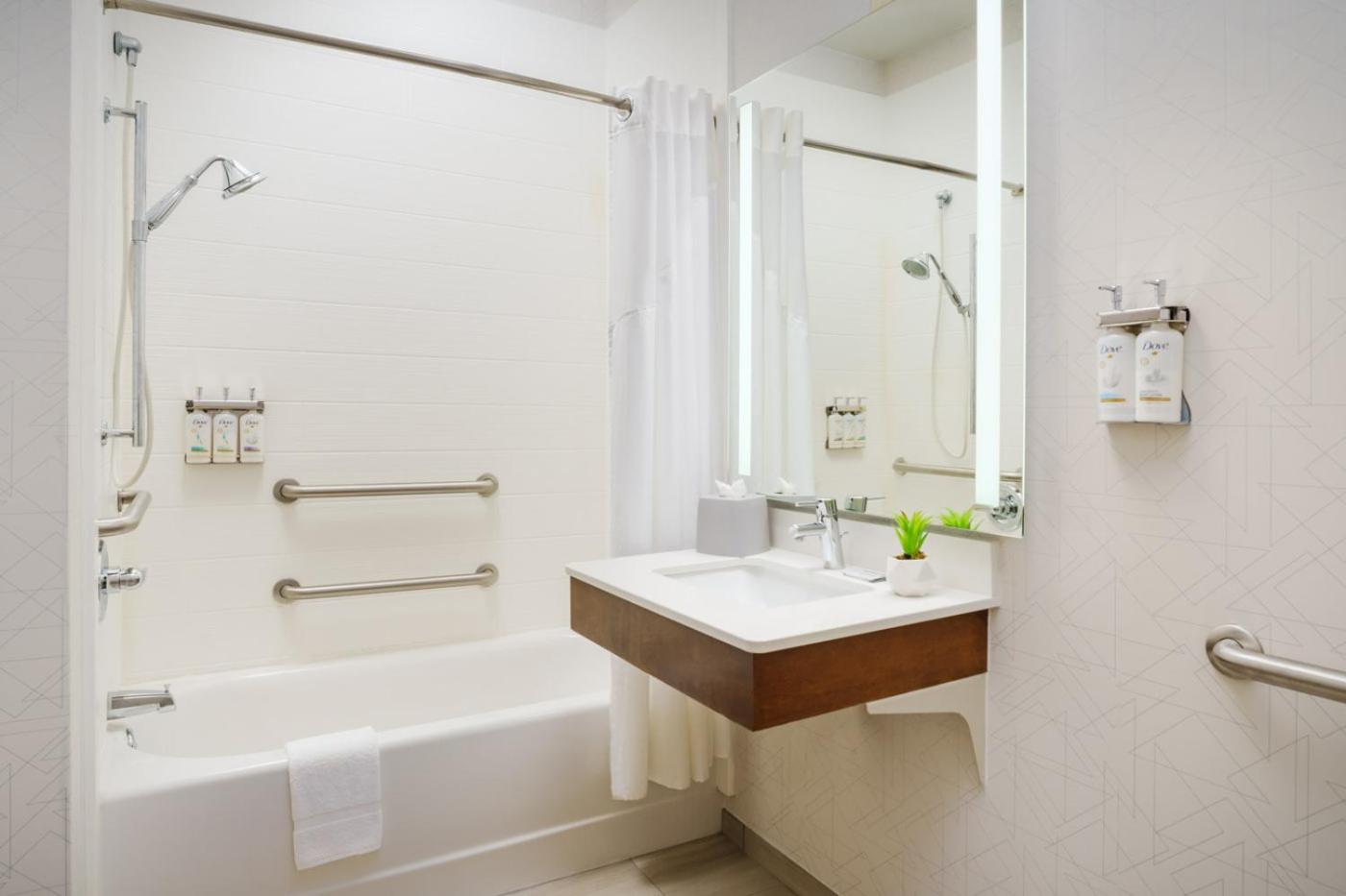 Standard Queen Room with Two Queen Beds and Mobility Accessible Tub - Photo 4