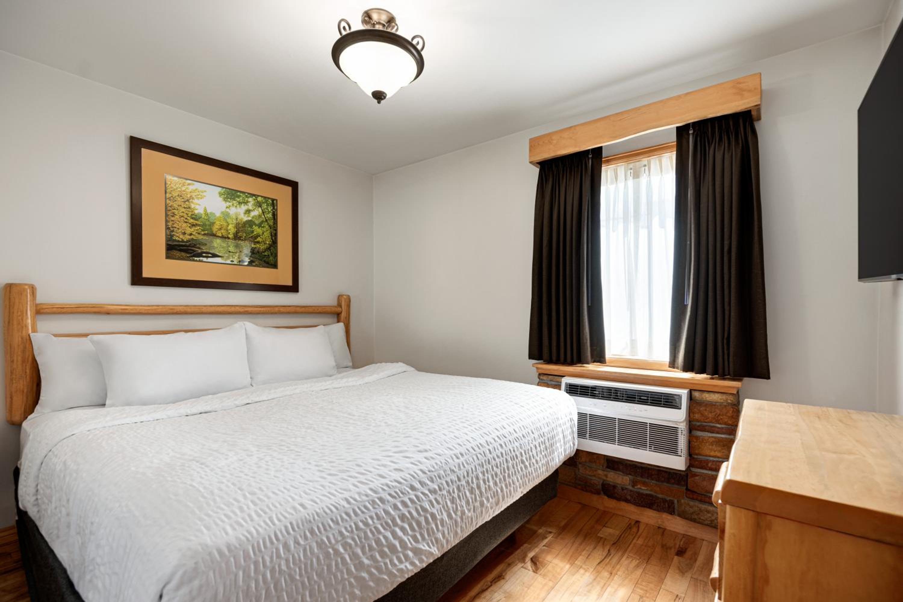 One-Bedroom Apartment - Photo 2