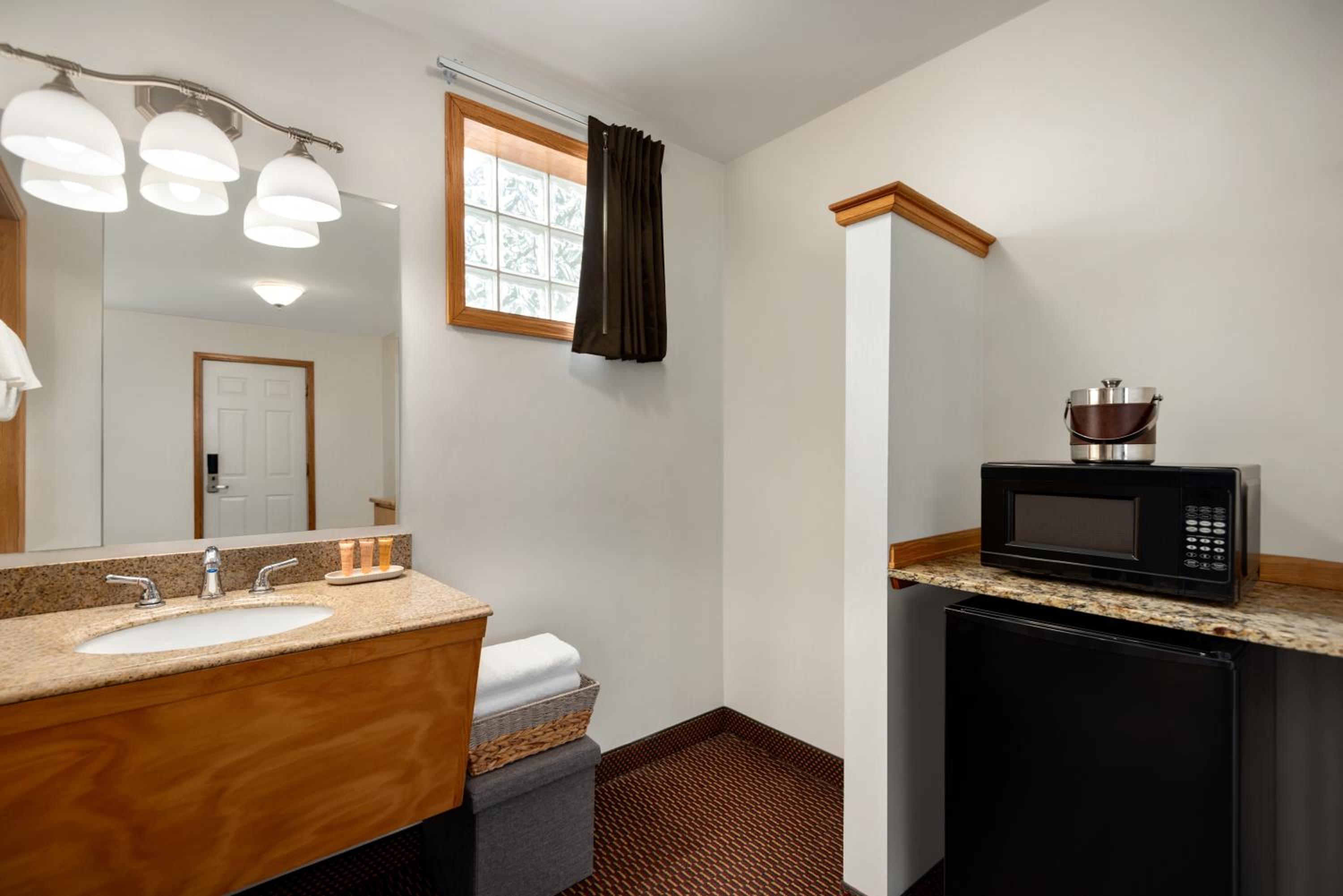Queen Room with Two Queen Beds - Photo 2