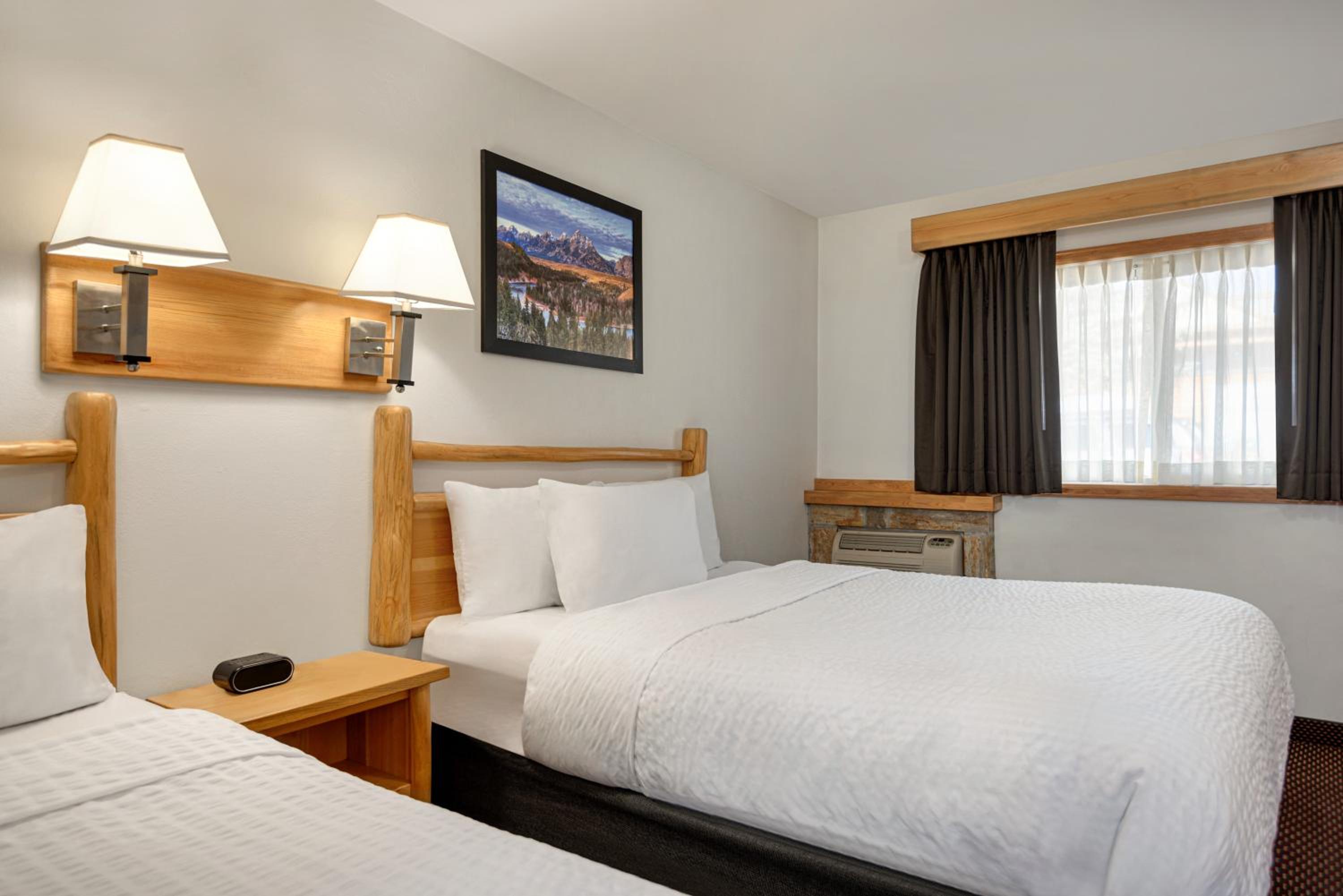 Queen Room with Two Queen Beds - Photo 4