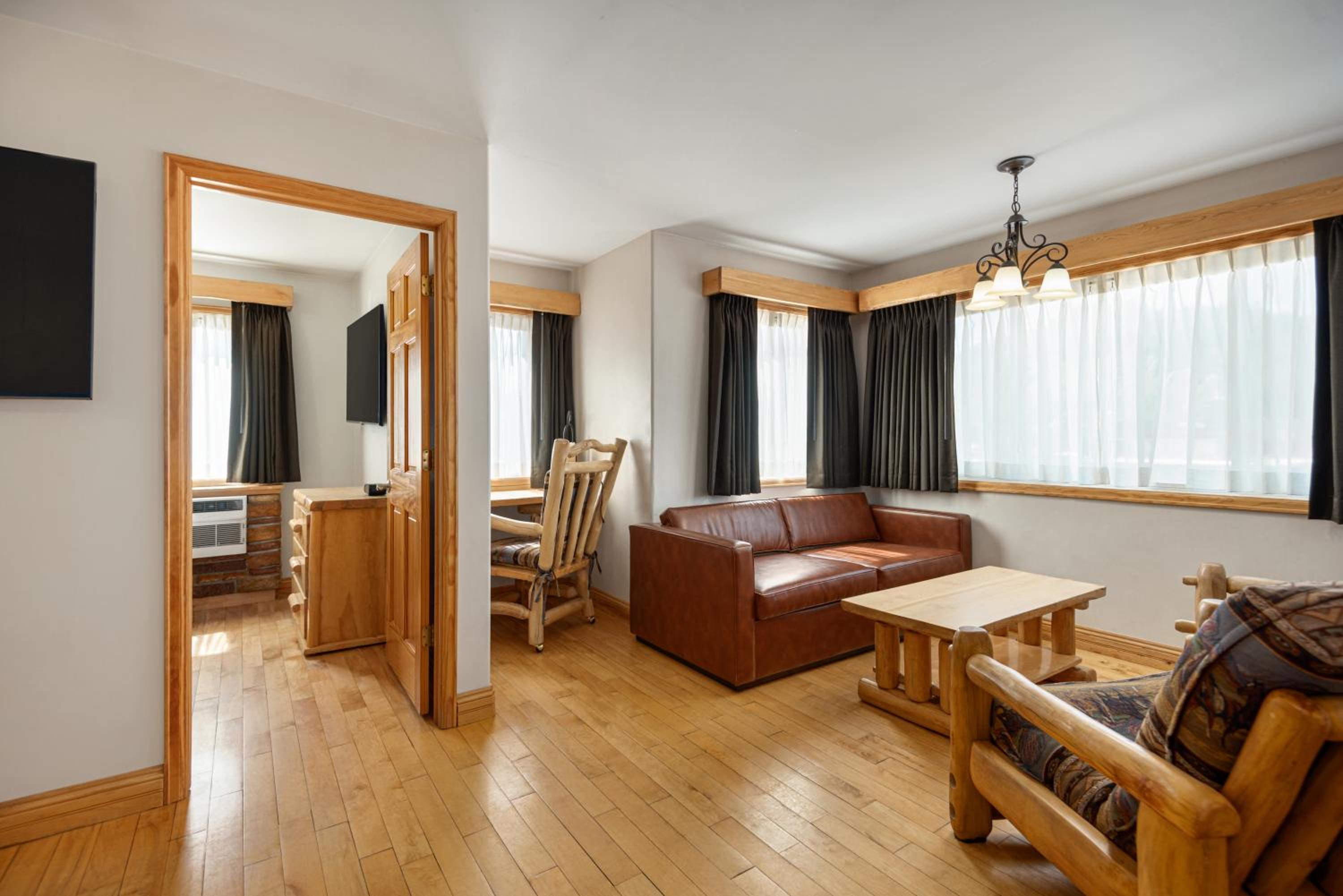 One-Bedroom Apartment - Photo 3