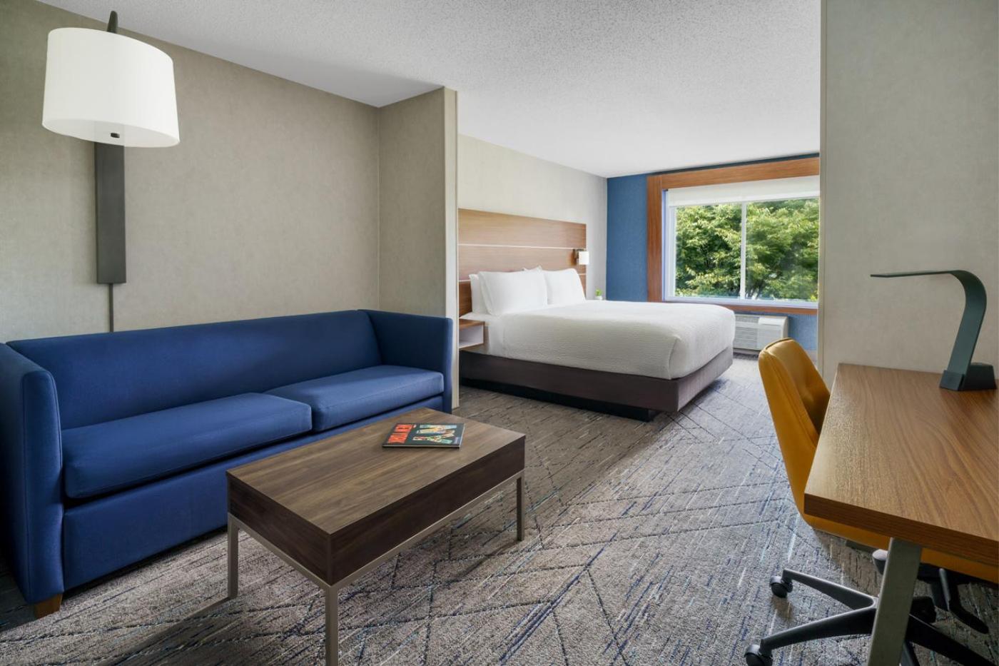 Standard King Room with Sofa Bed - Non-Smoking - Photo 4